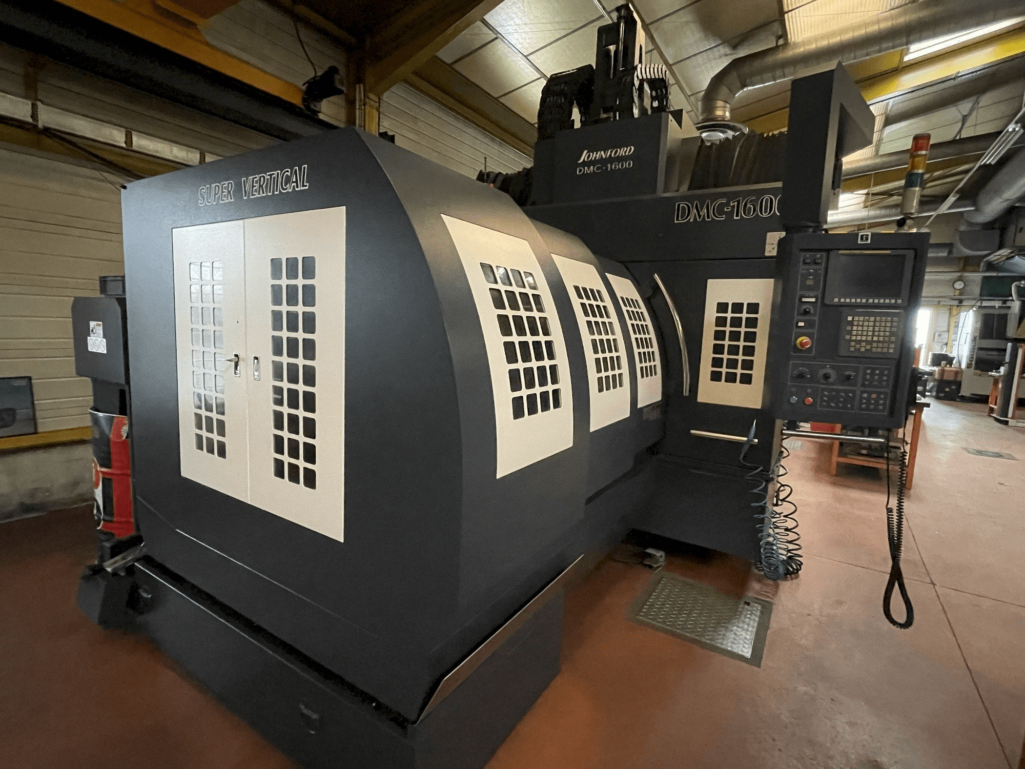 Levý pohled na Johnford DMC 1600 stroj