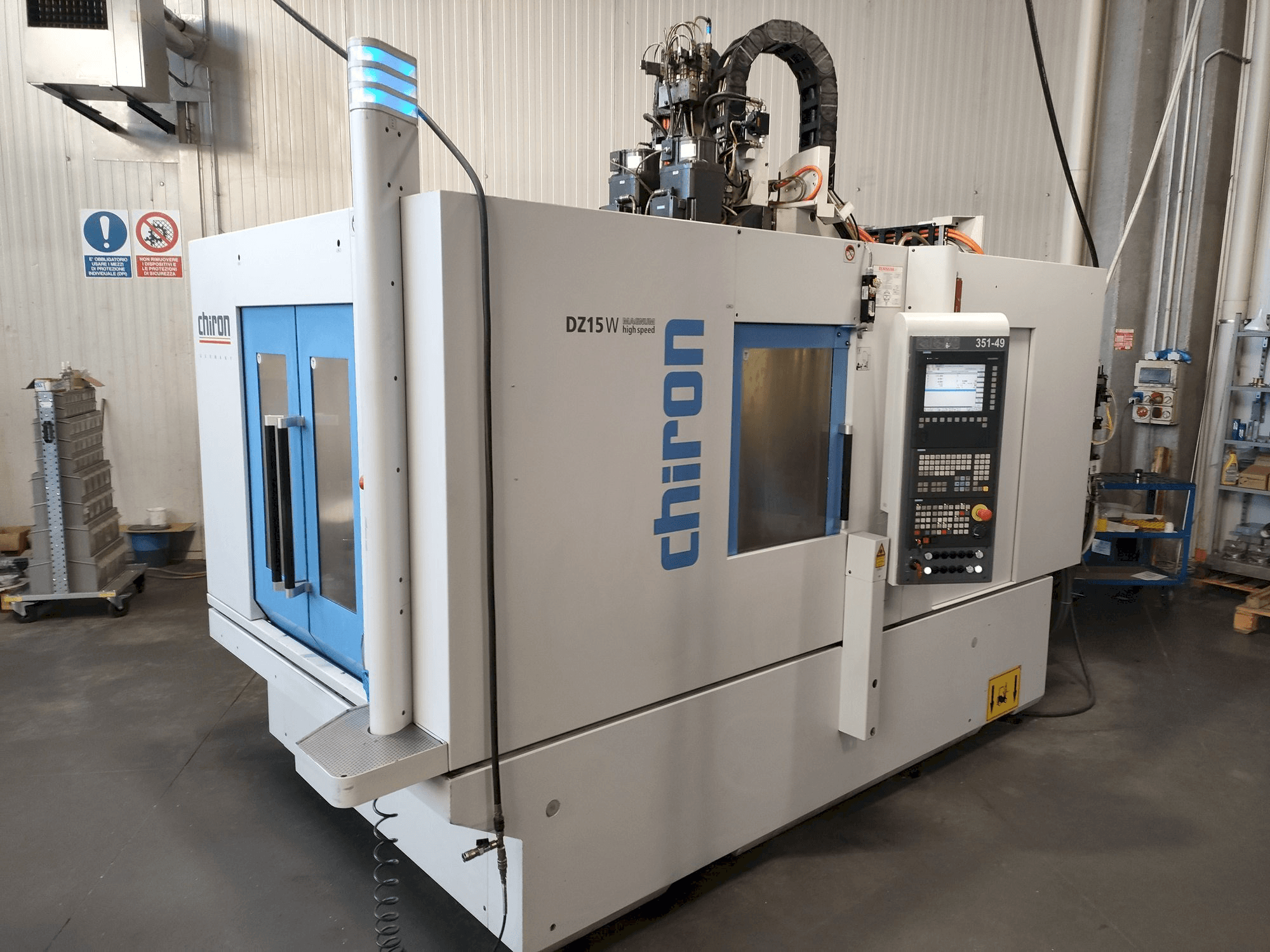 Čelní pohled na CHIRON DZ15W MAGNUM HS stroj