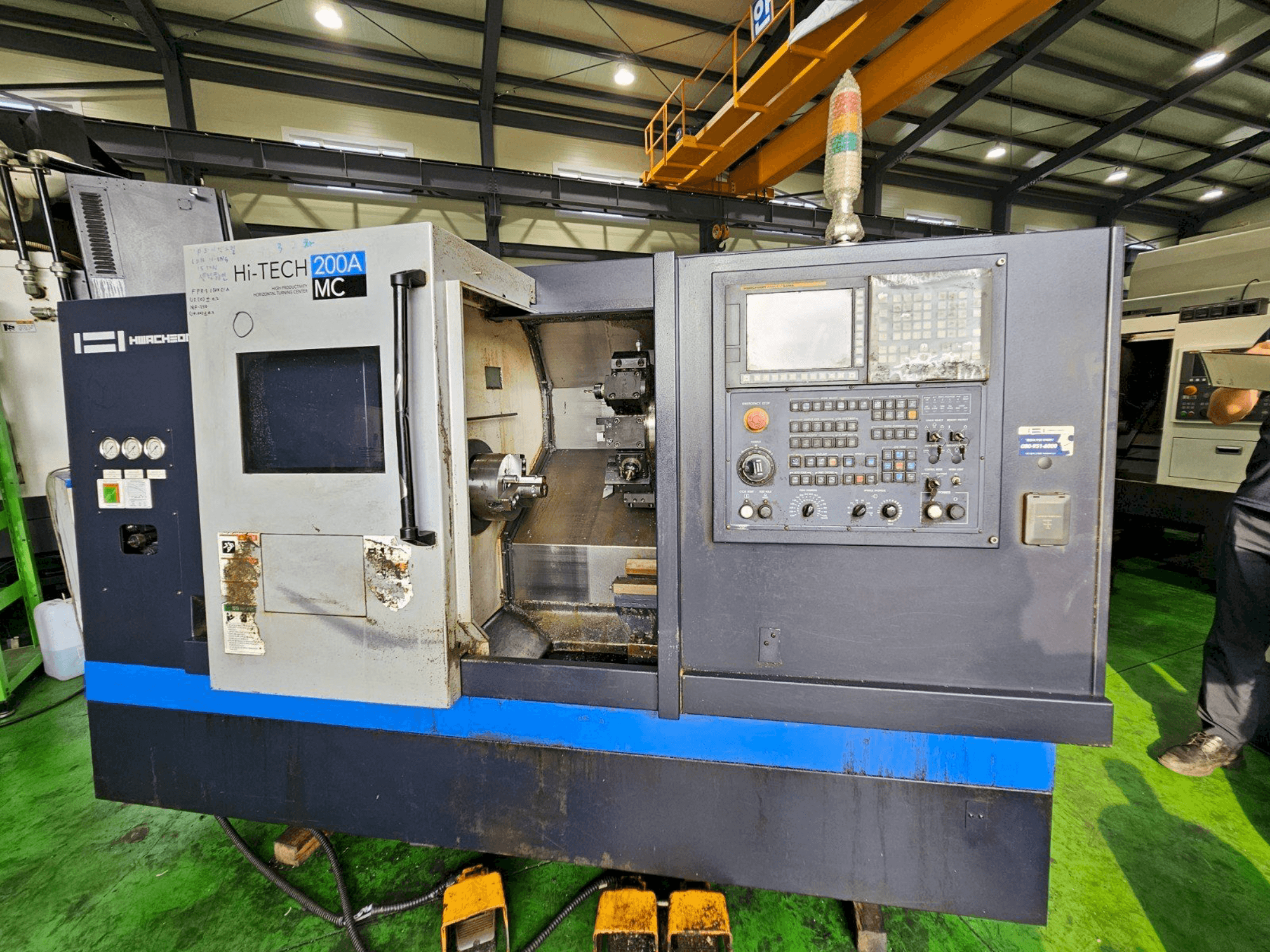 Čelní pohled na HWACHEON Hi-Tech 200A MC stroj