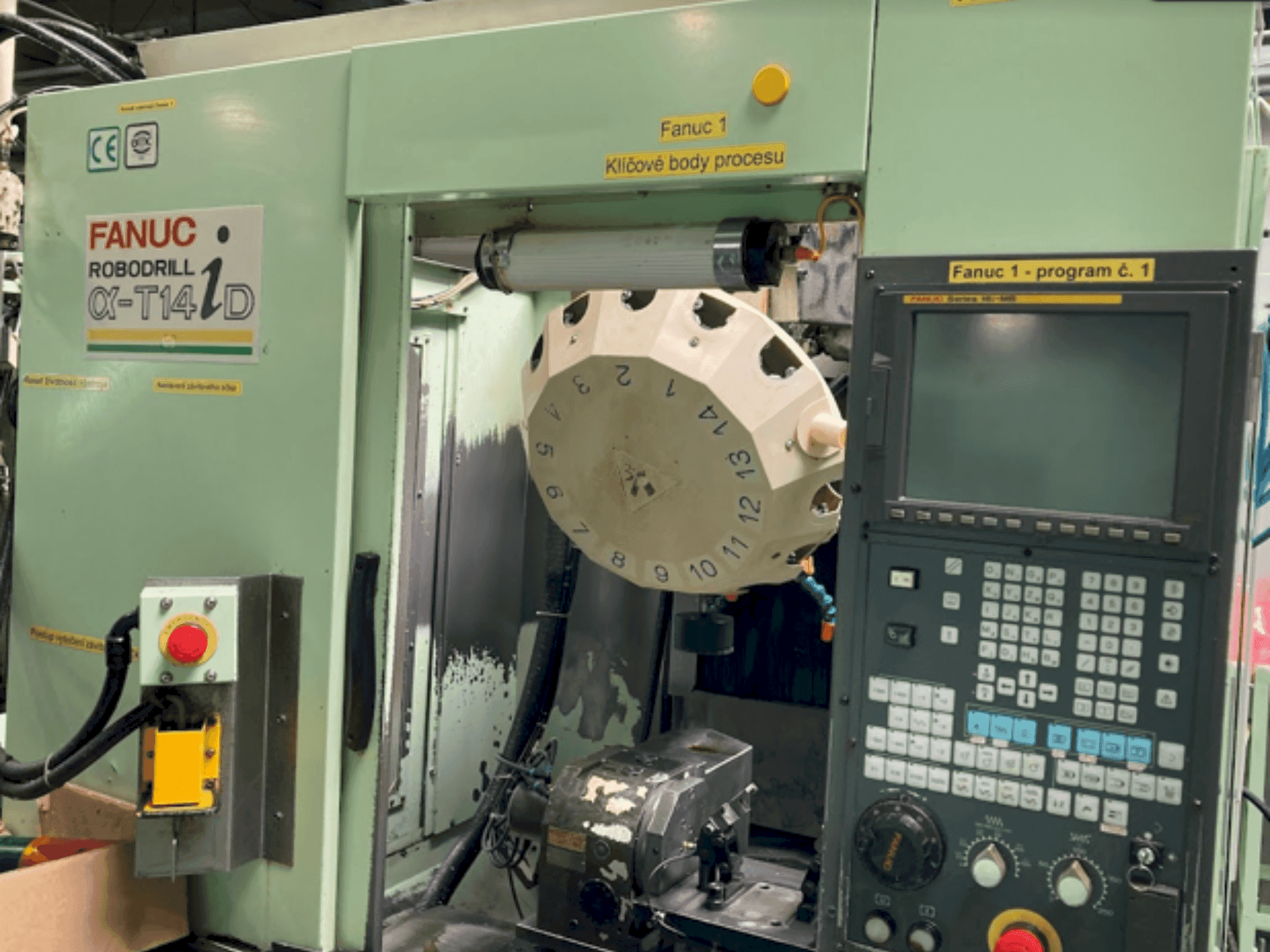 Čelní pohled na FANUC Robodrill Alpha-T14 iD stroj