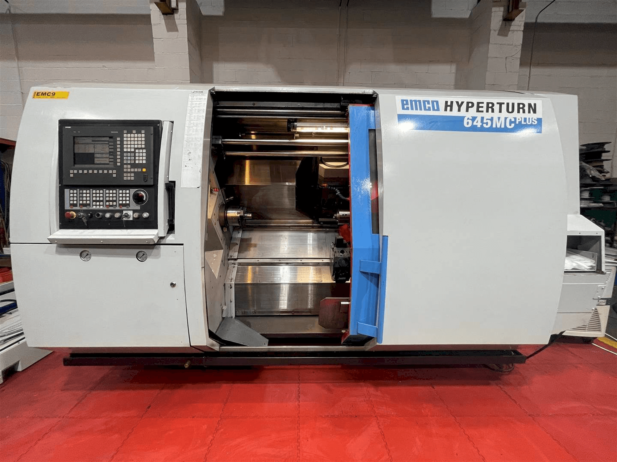 Čelní pohled na EMCO Hyperturn 645MC Plus stroj