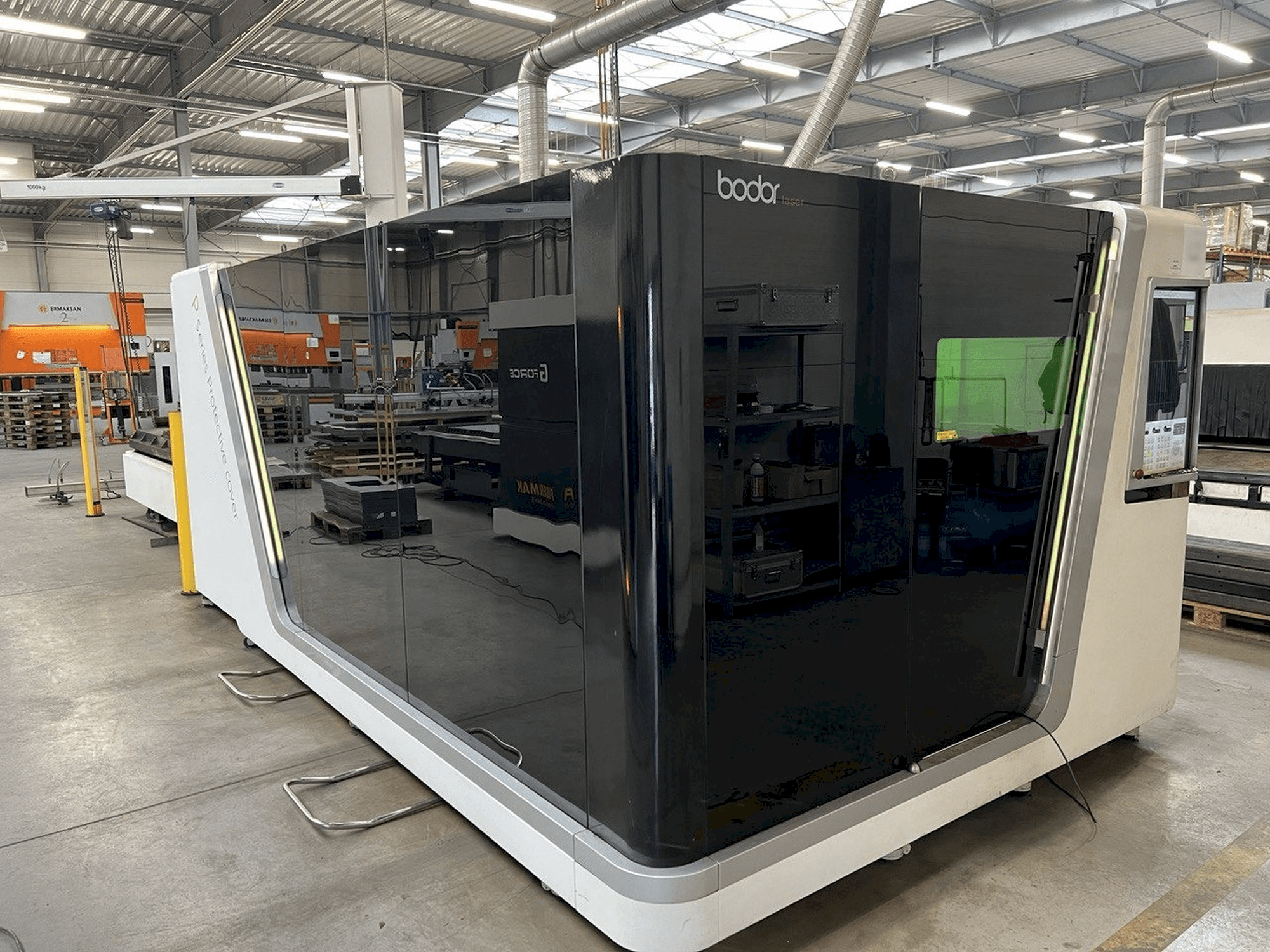 Čelní pohled na Bodor P3015 stroj