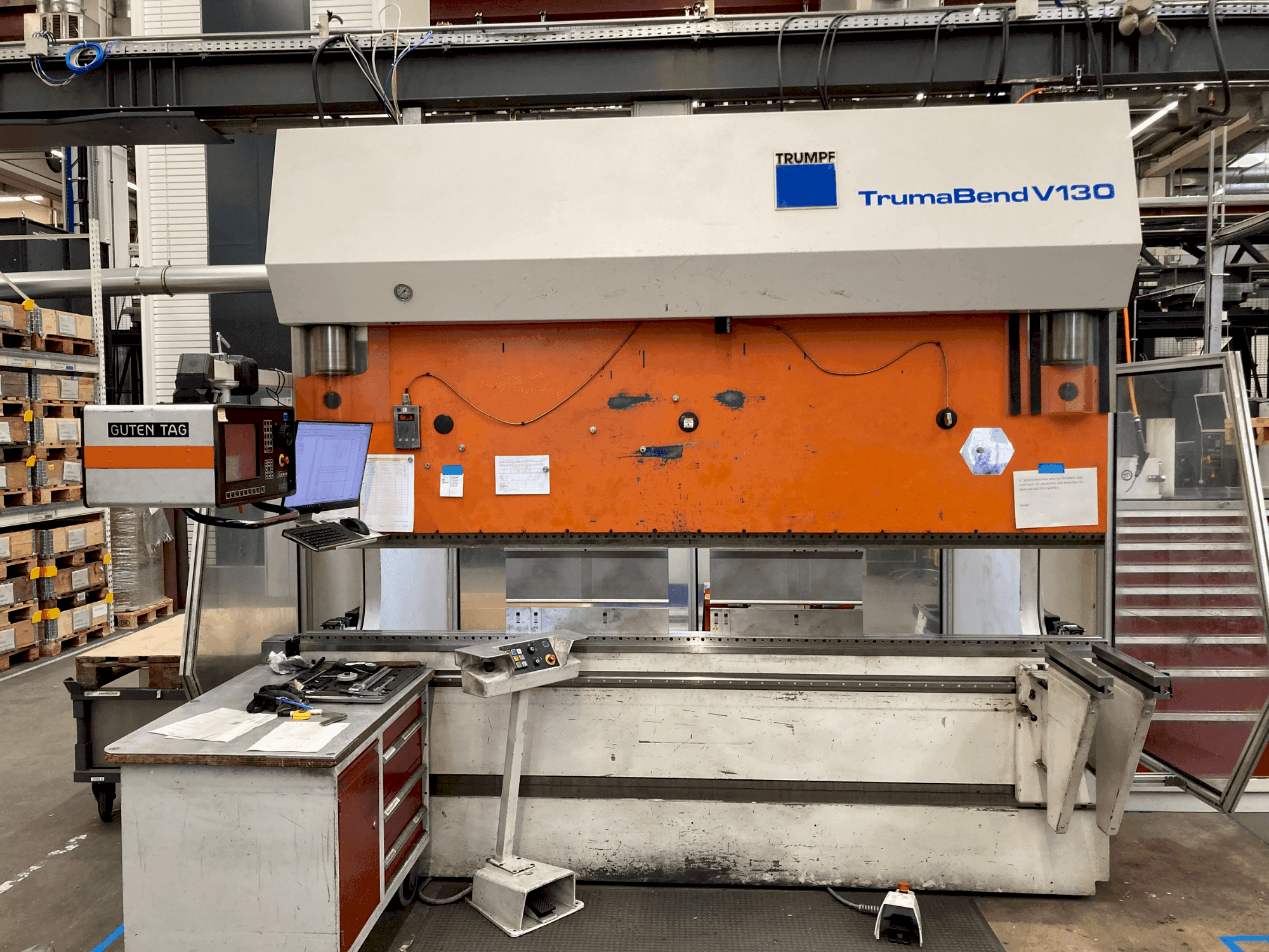 Čelní pohled na TRUMPF TrumaBend V130 stroj
