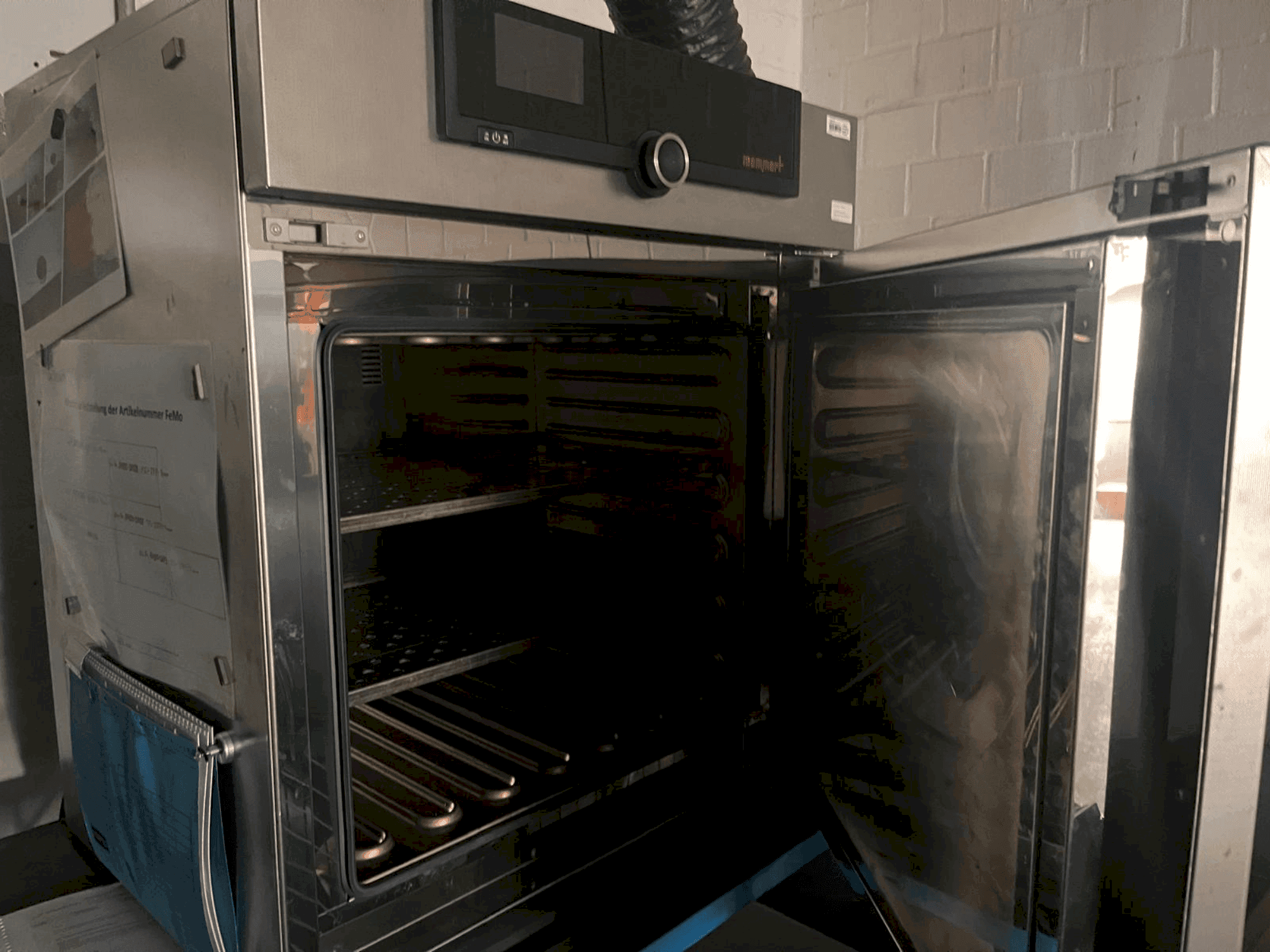 Čelní pohled na MEMMERT UN110 stroj