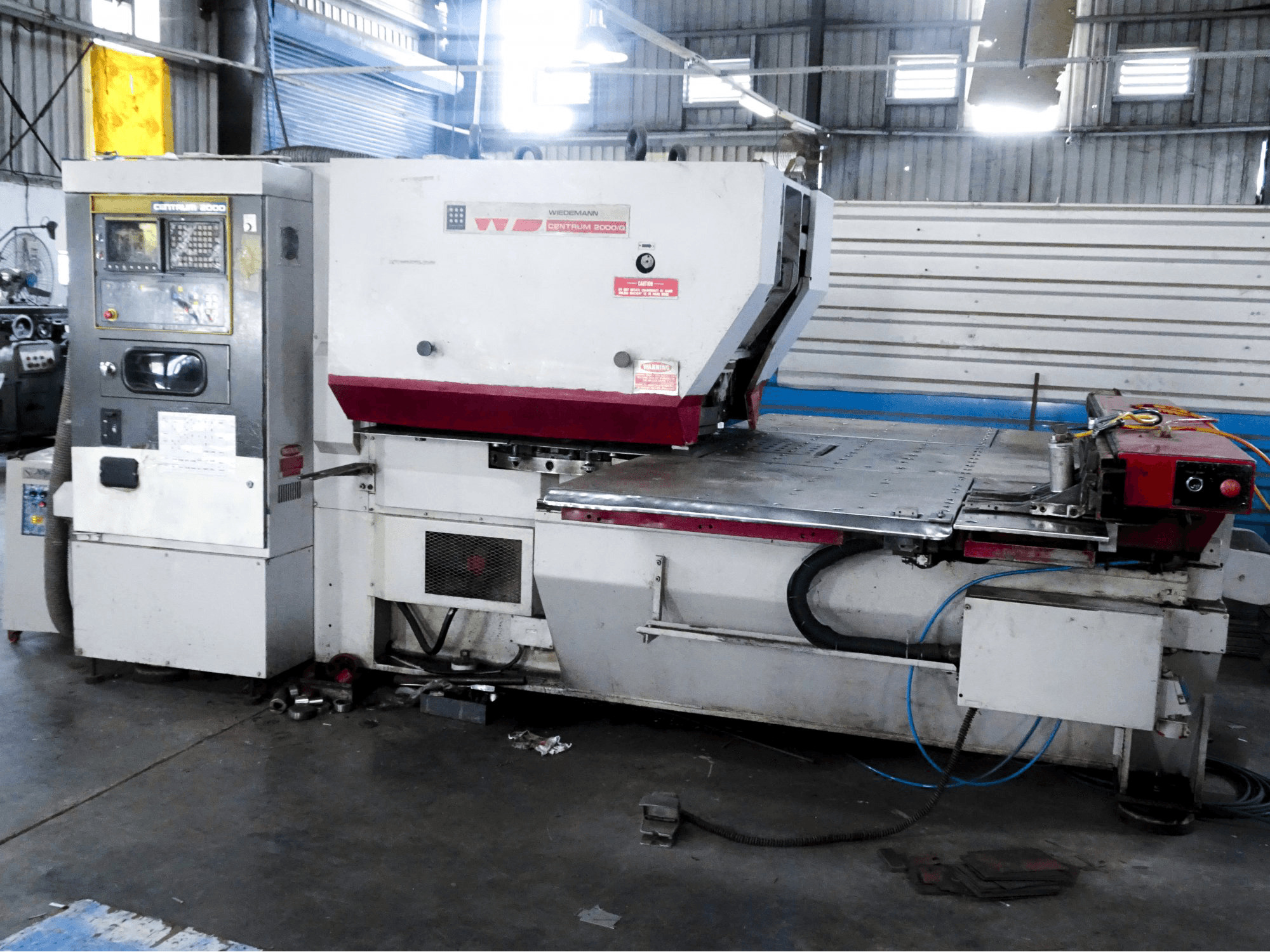 Pravý pohled na Murata Wiedemann C-2000 stroj