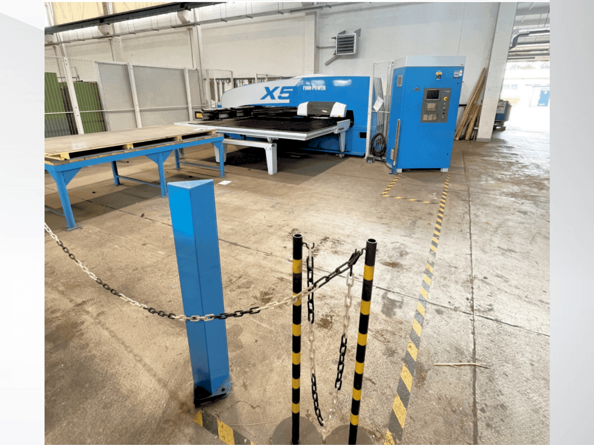 Čelní pohled na Finn-Power X5 stroj