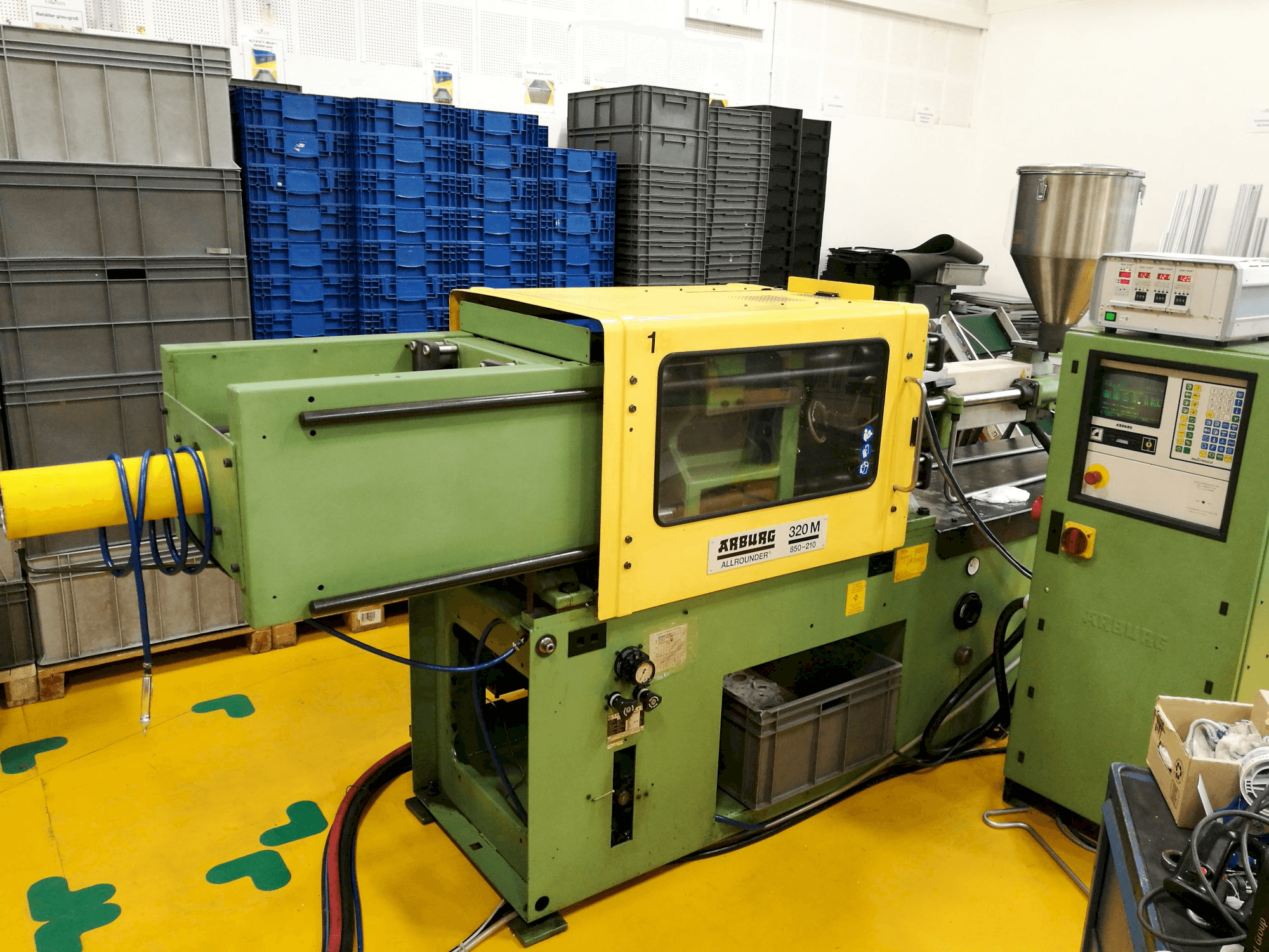 Levý pohled na Arburg 320 M 850-210 stroj