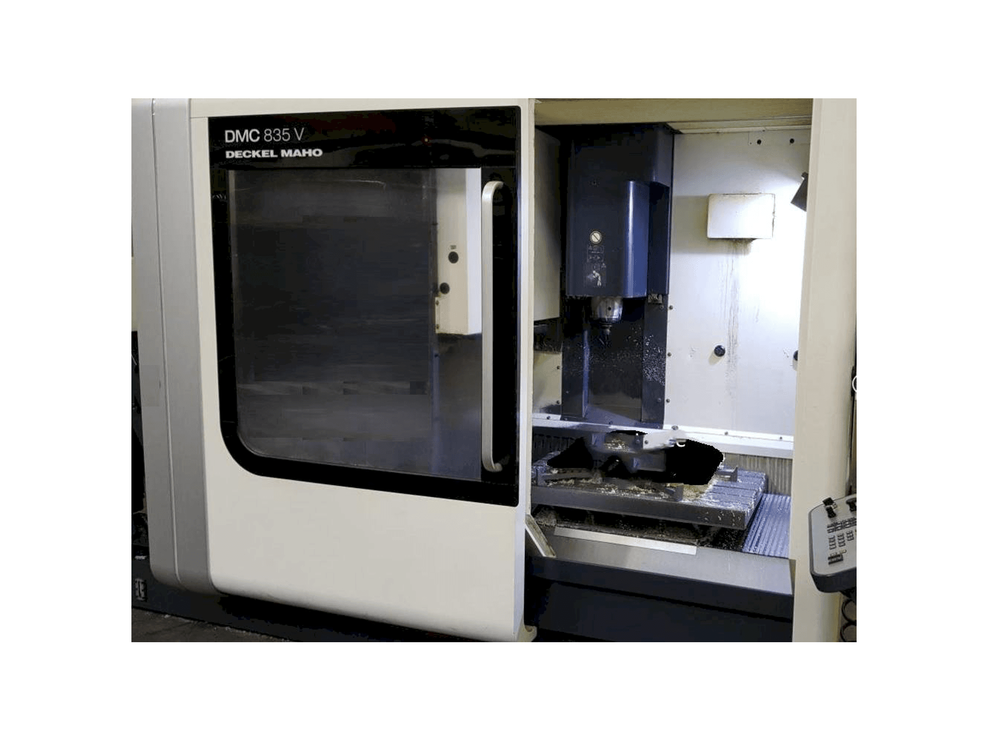 Čelní pohled na DECKEL MAHO DMC 835 V stroj