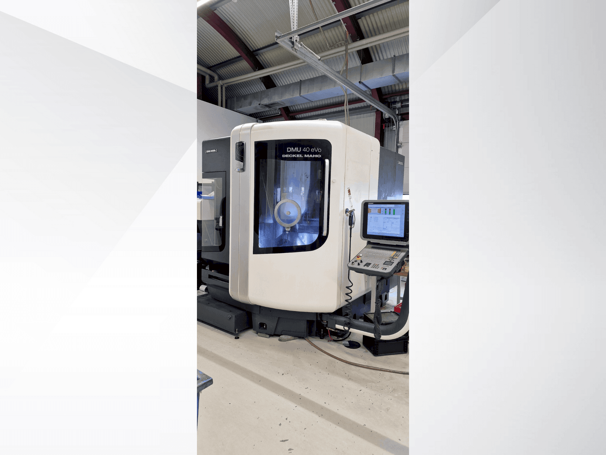 Čelní pohled na DMG DECKEL MAHO DMU 40 evo stroj