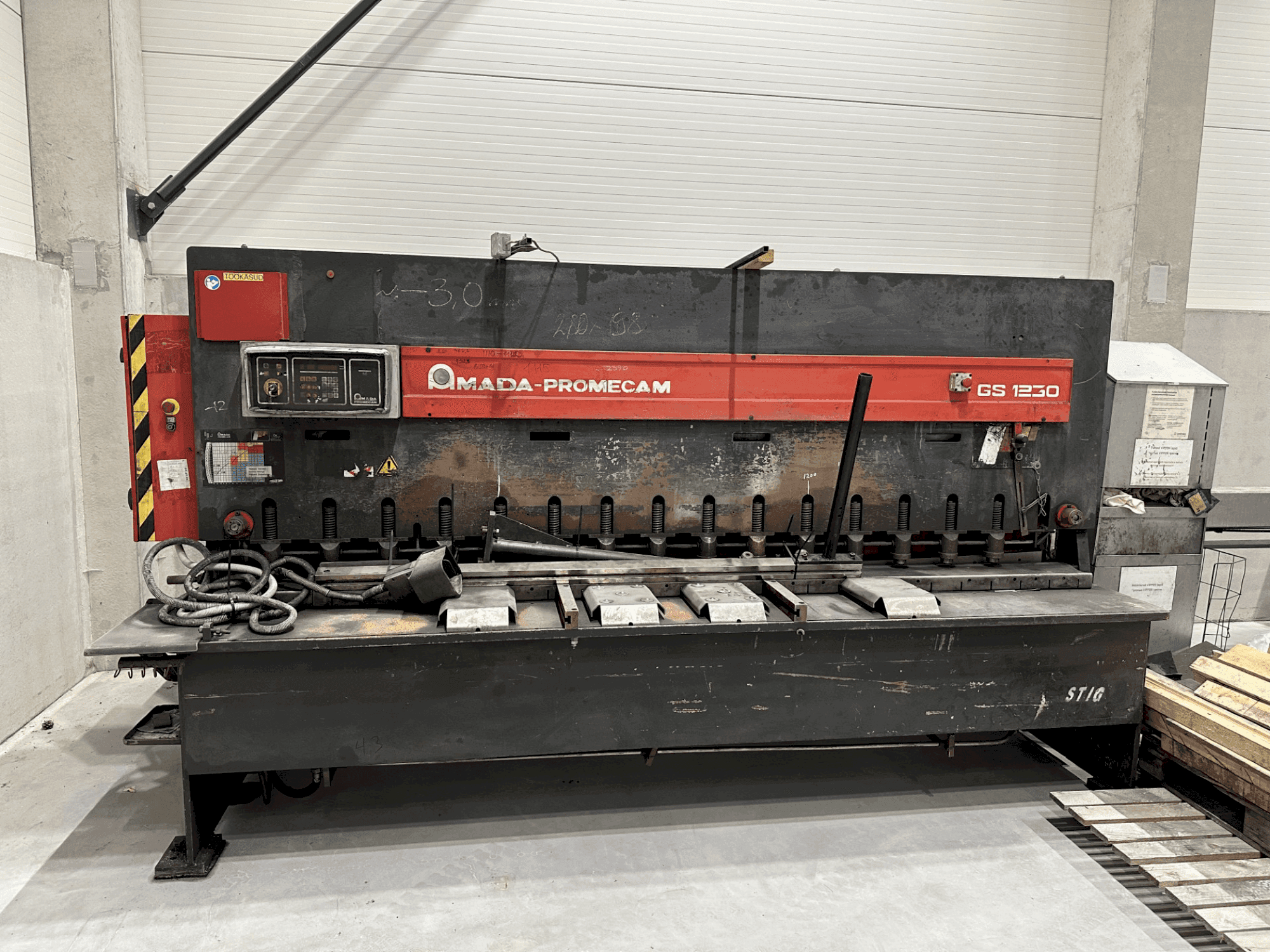 Čelní pohled na AMADA Promecam GS1230 stroj