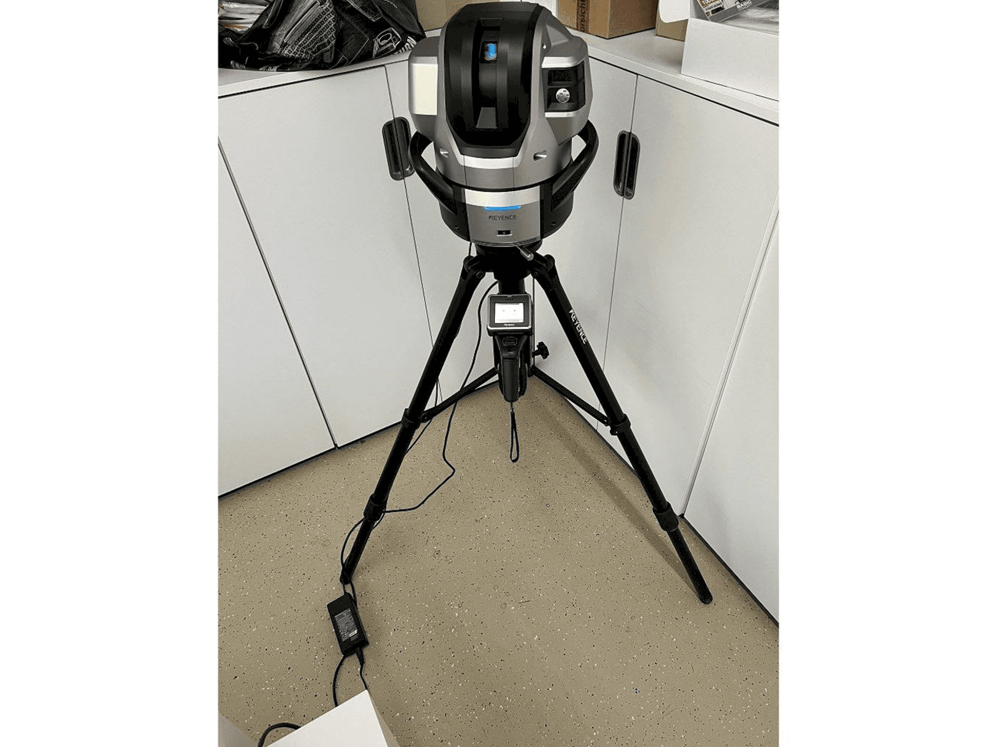 Čelní pohled na KEYENCE WM-C3000 stroj