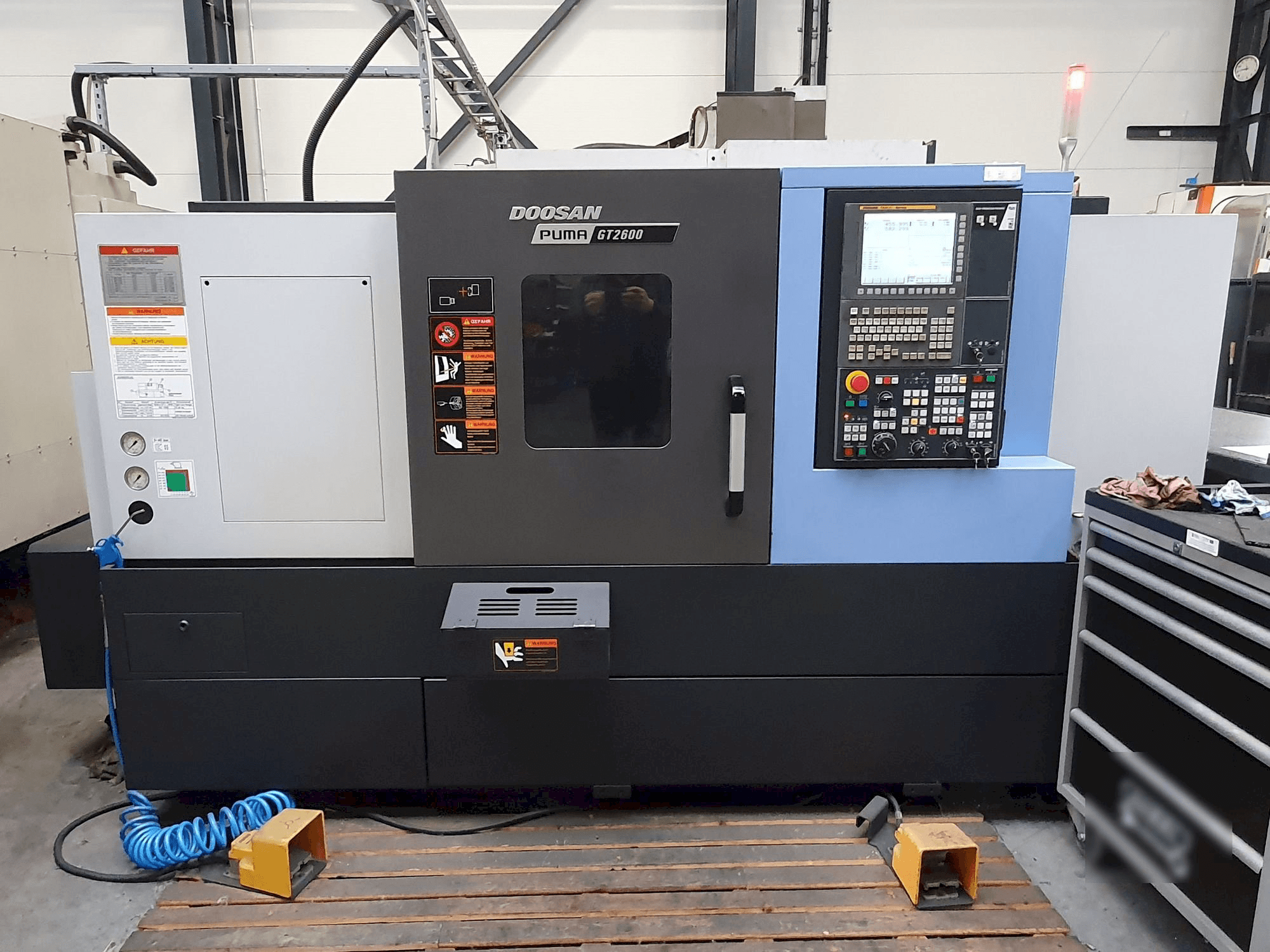 Čelní pohled na Doosan PUMA GT2600 stroj