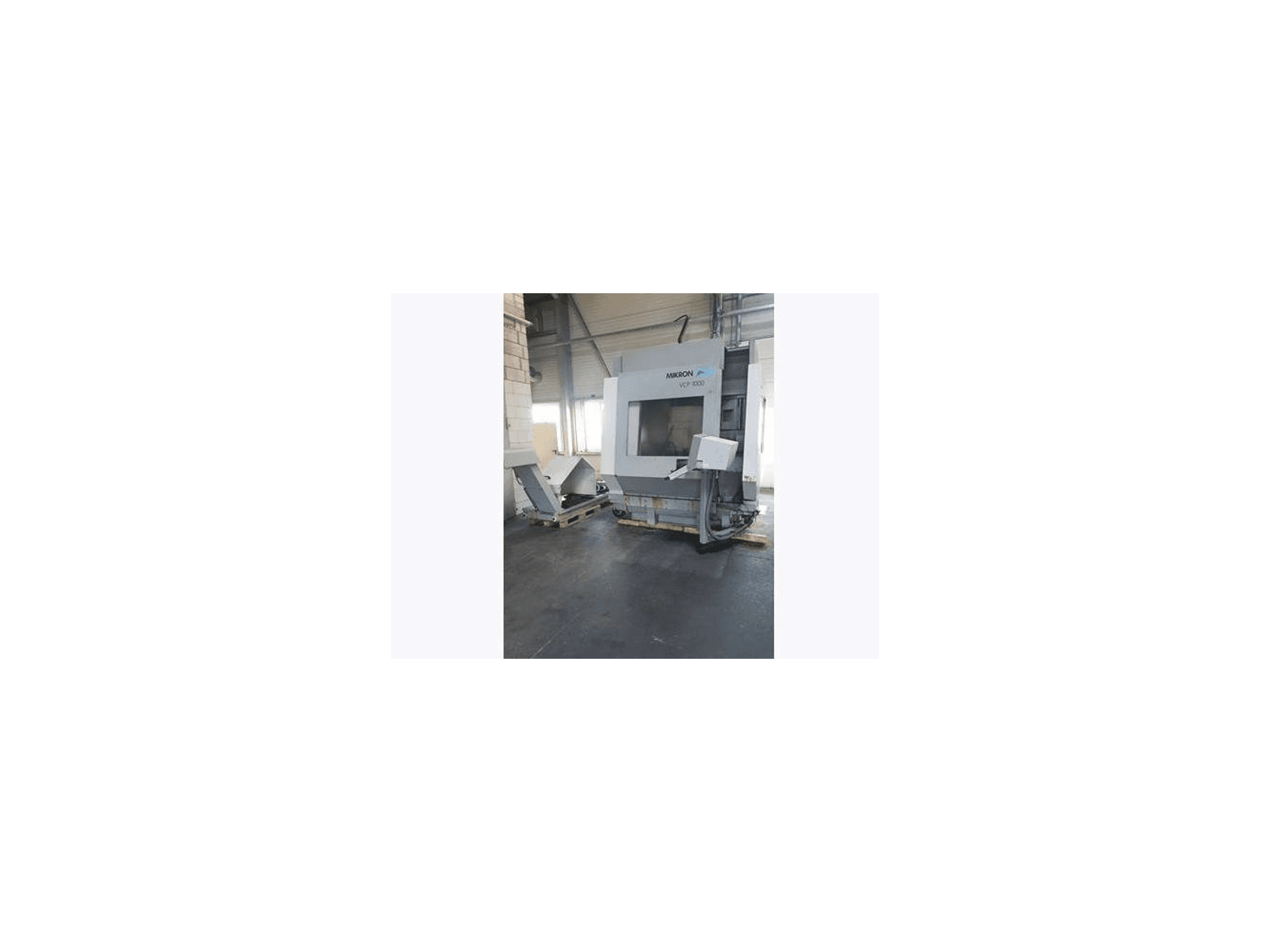 Čelní pohled na MIKRON VCP 1000 stroj