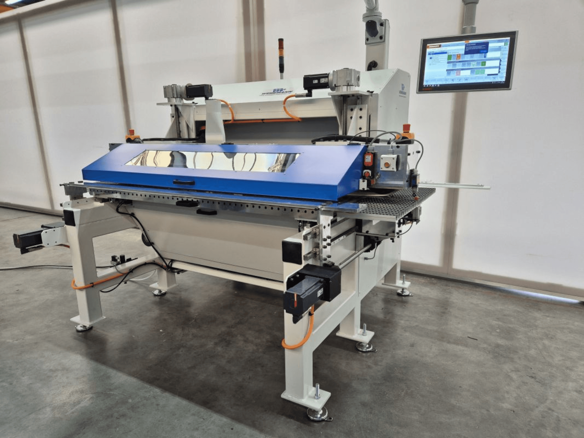 Panelová pila WEHRMANN WT-50/900 v čelním pohledu, na které je vidět modrá řezná plocha, digitální ovládací panel a integrované bezpečnostní prvky.