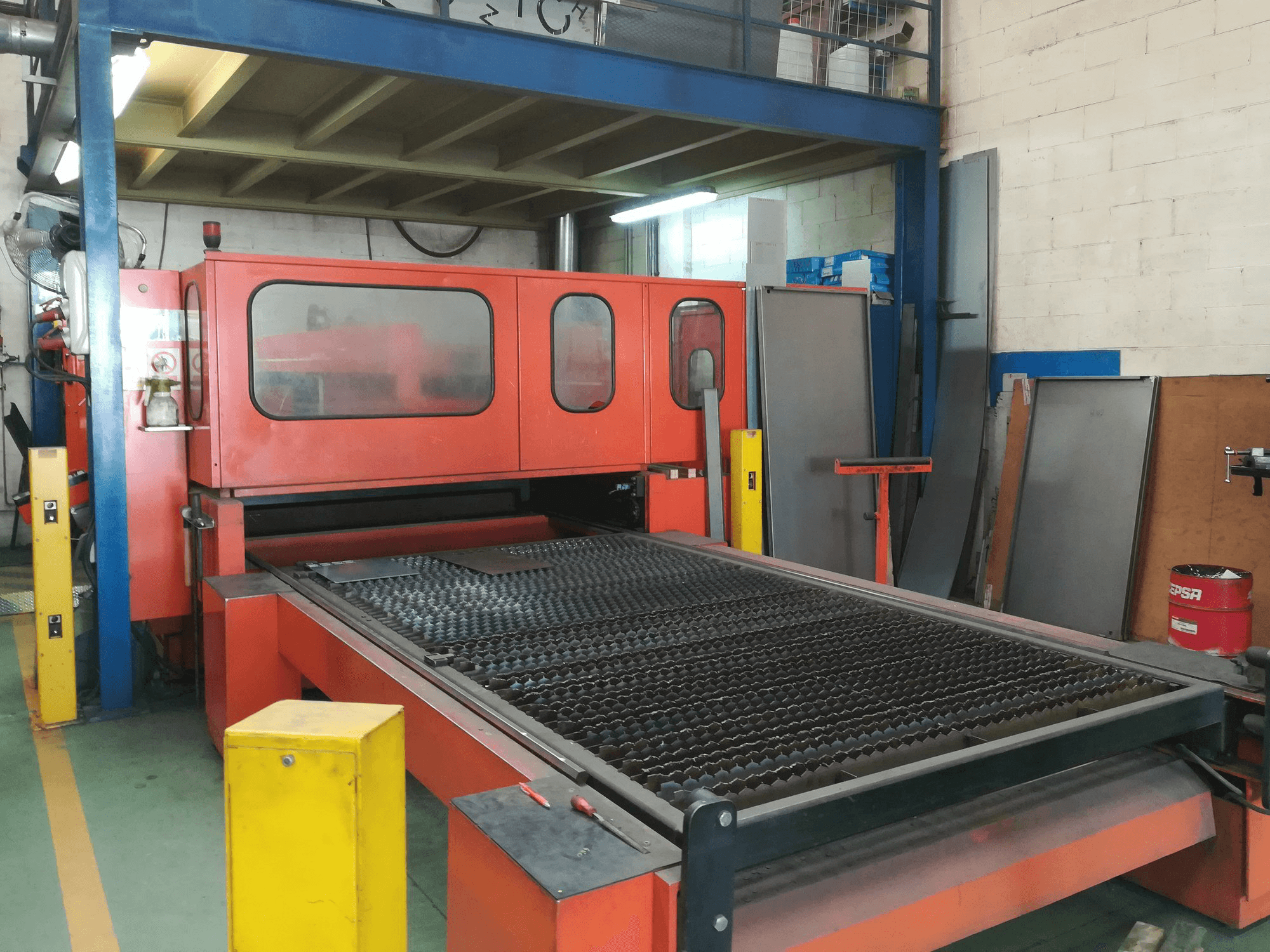 Čelní pohled na Bystronic Bystar 3015 stroj