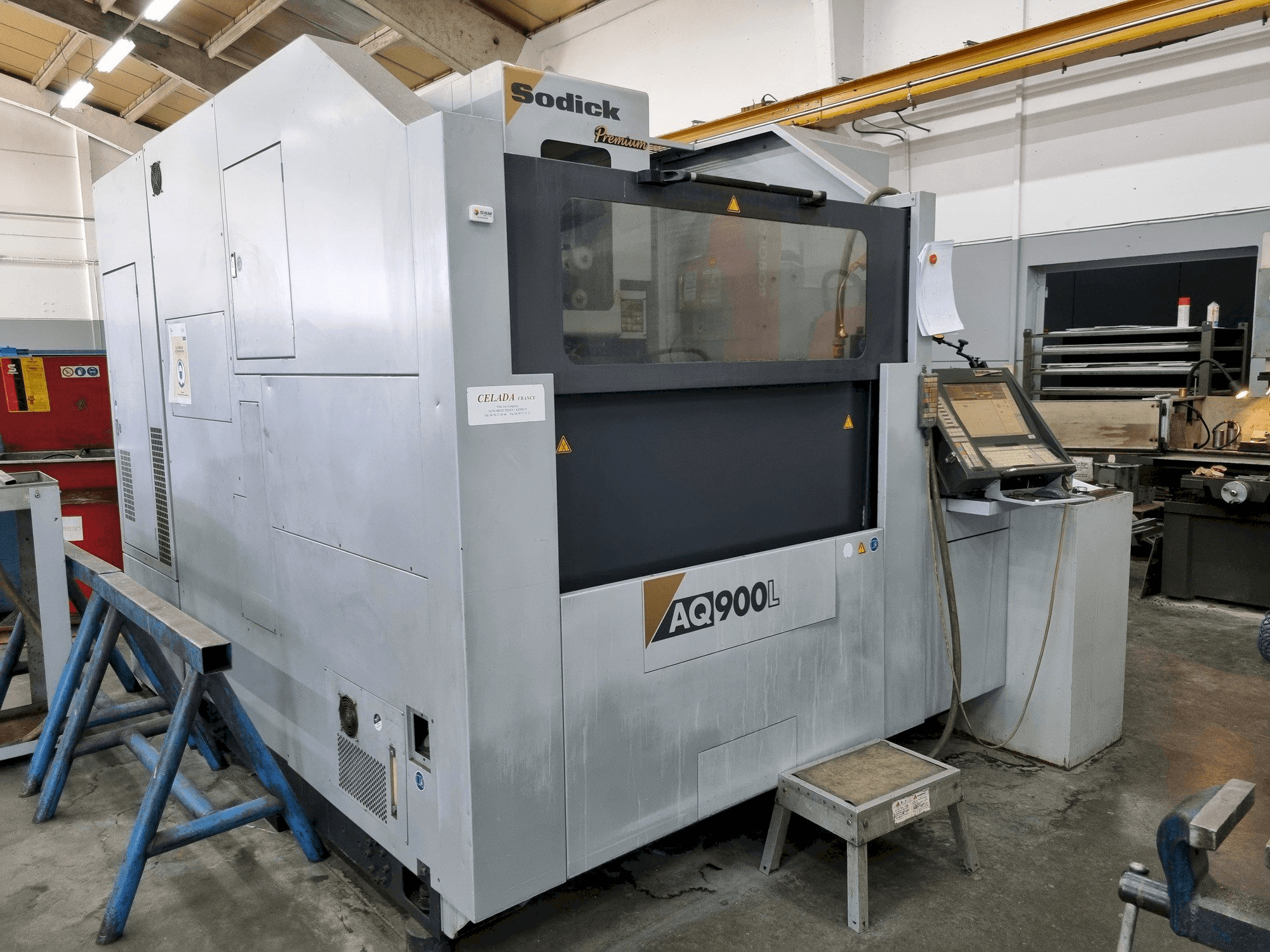 Čelní pohled na Sodick AQ900L stroj