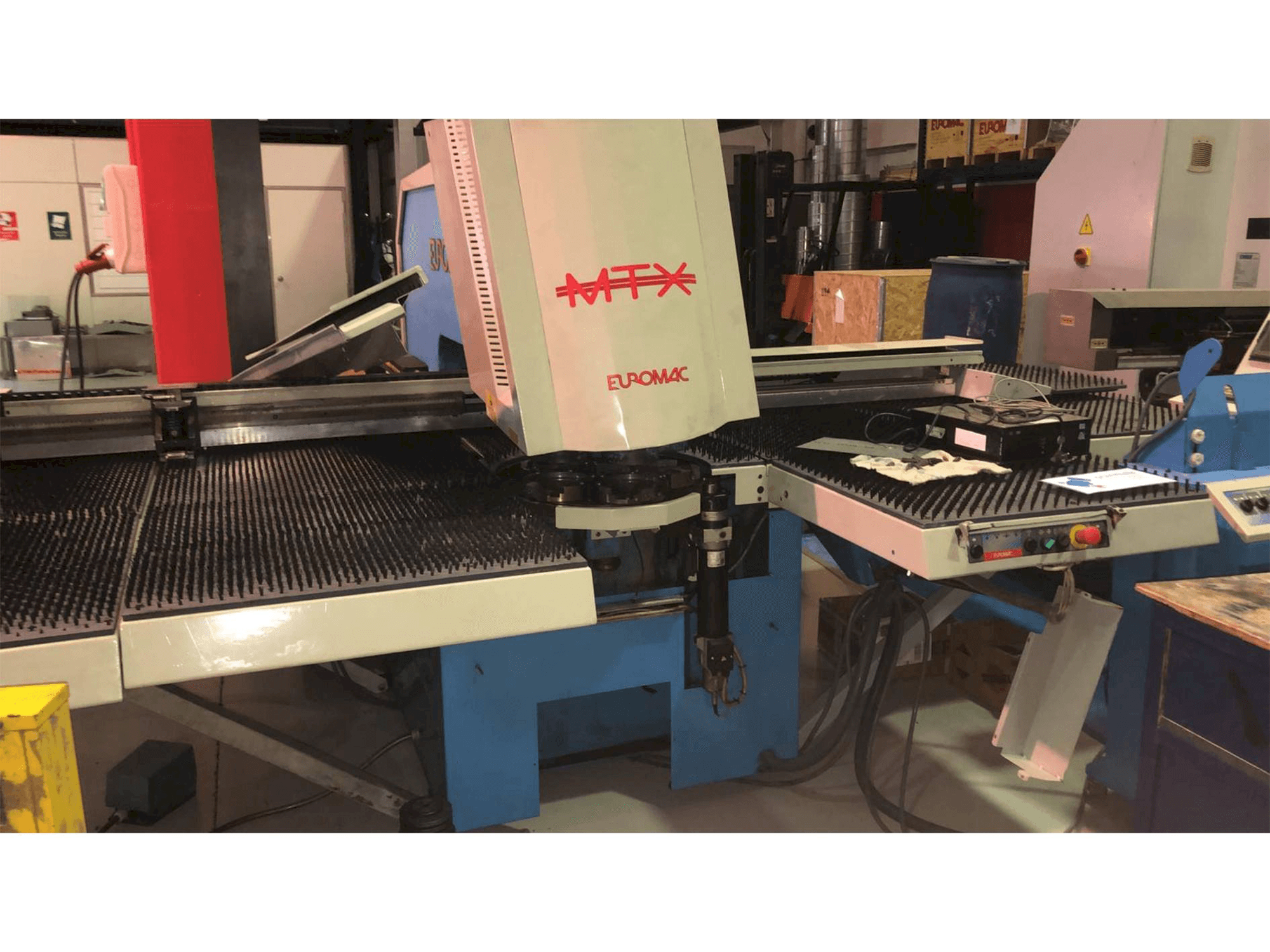 Čelní pohled na Euromac MTX 1250/30 - 2000 stroj