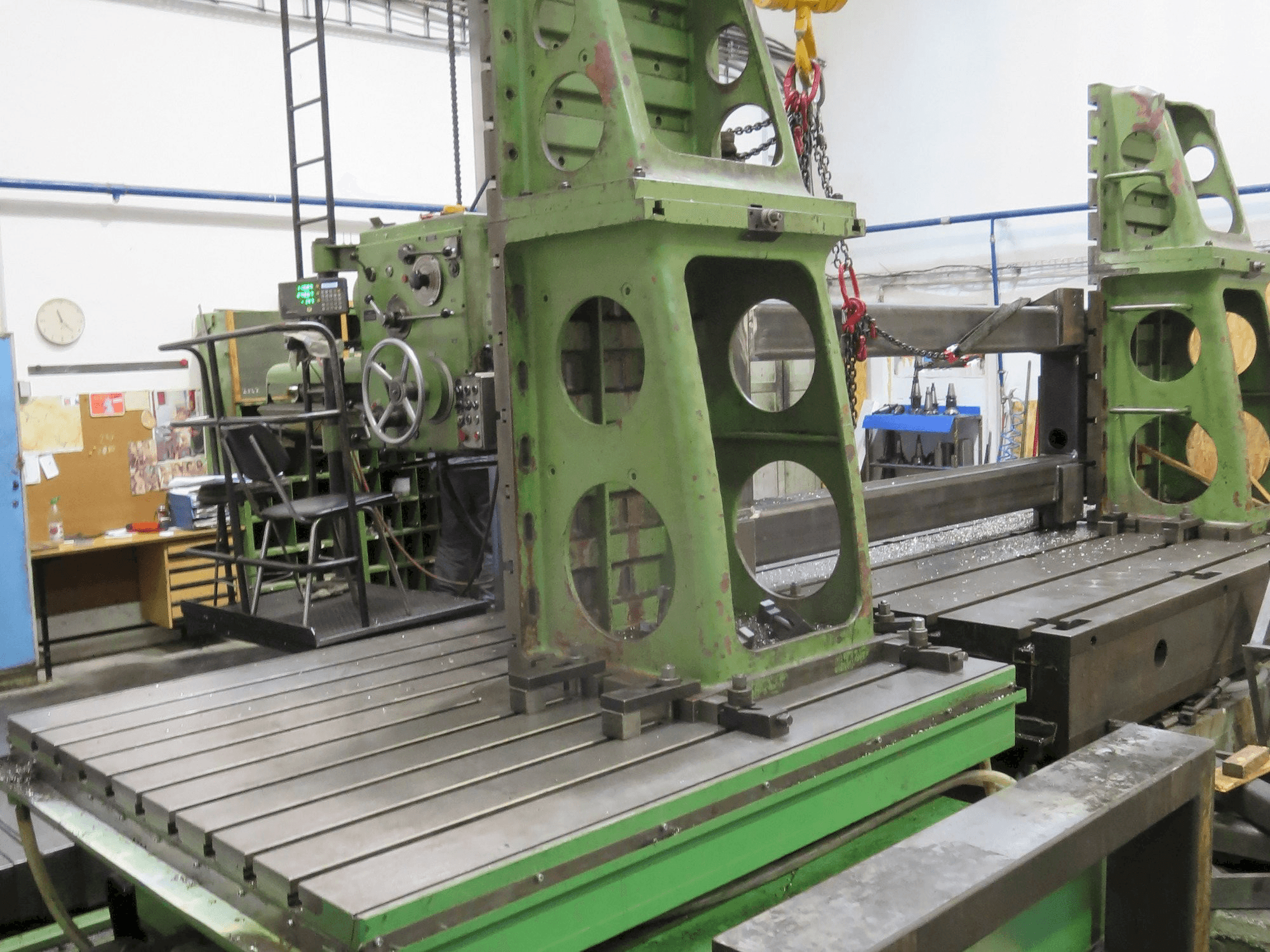 Čelní pohled na TOS HP 100 stroj