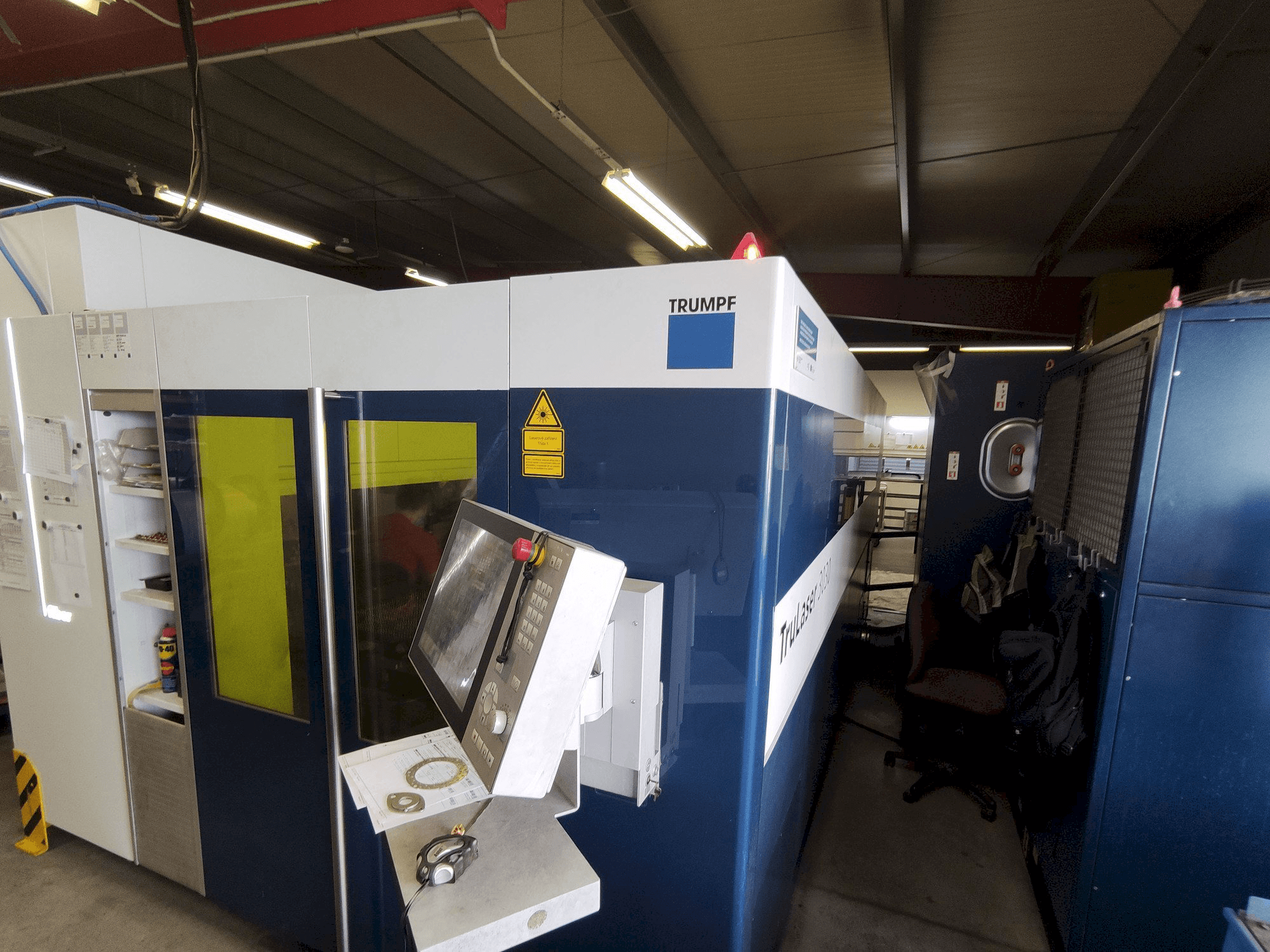 Čelní pohled na Trumpf TruLaser 3030 Fiber stroj