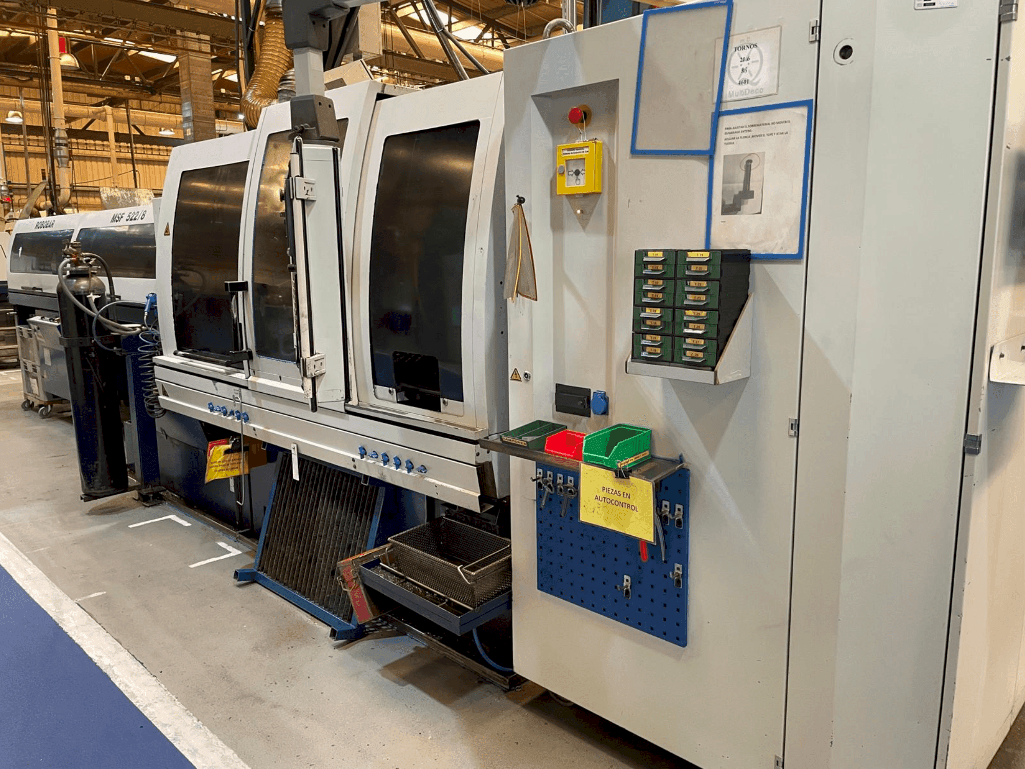 Čelní pohled na TORNOS MultiDeco 20-8b stroj