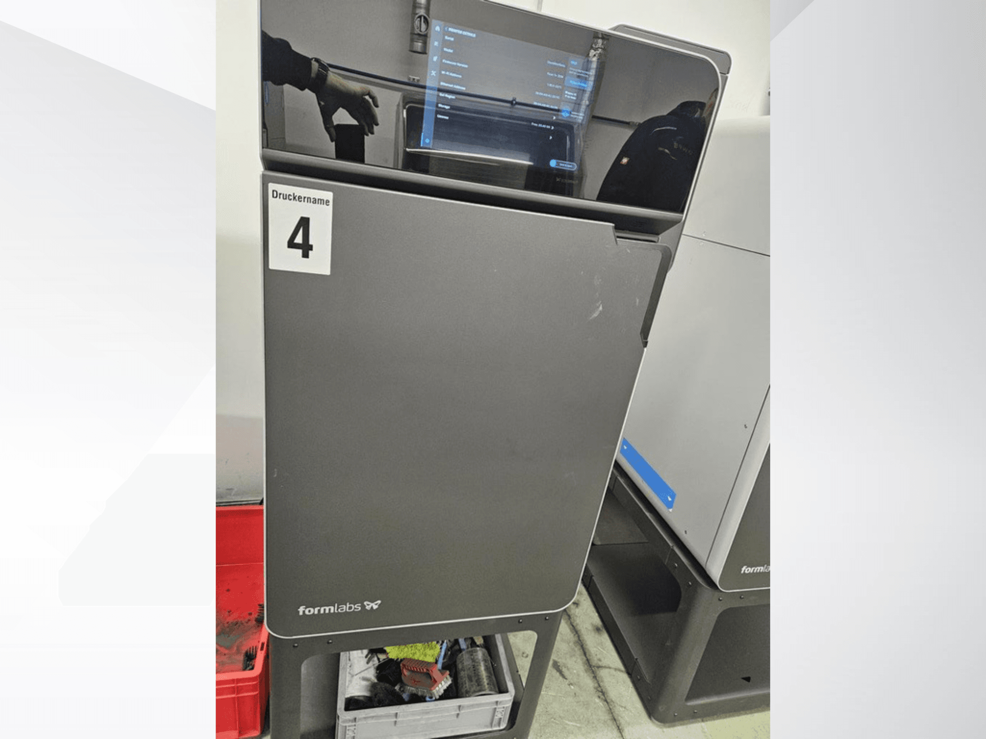 Plastová 3D tiskárna FORMLABS Fuse 1+ 30 W, pohled zepředu, s dotykovým displejem a nápisem „Druckname 4“.