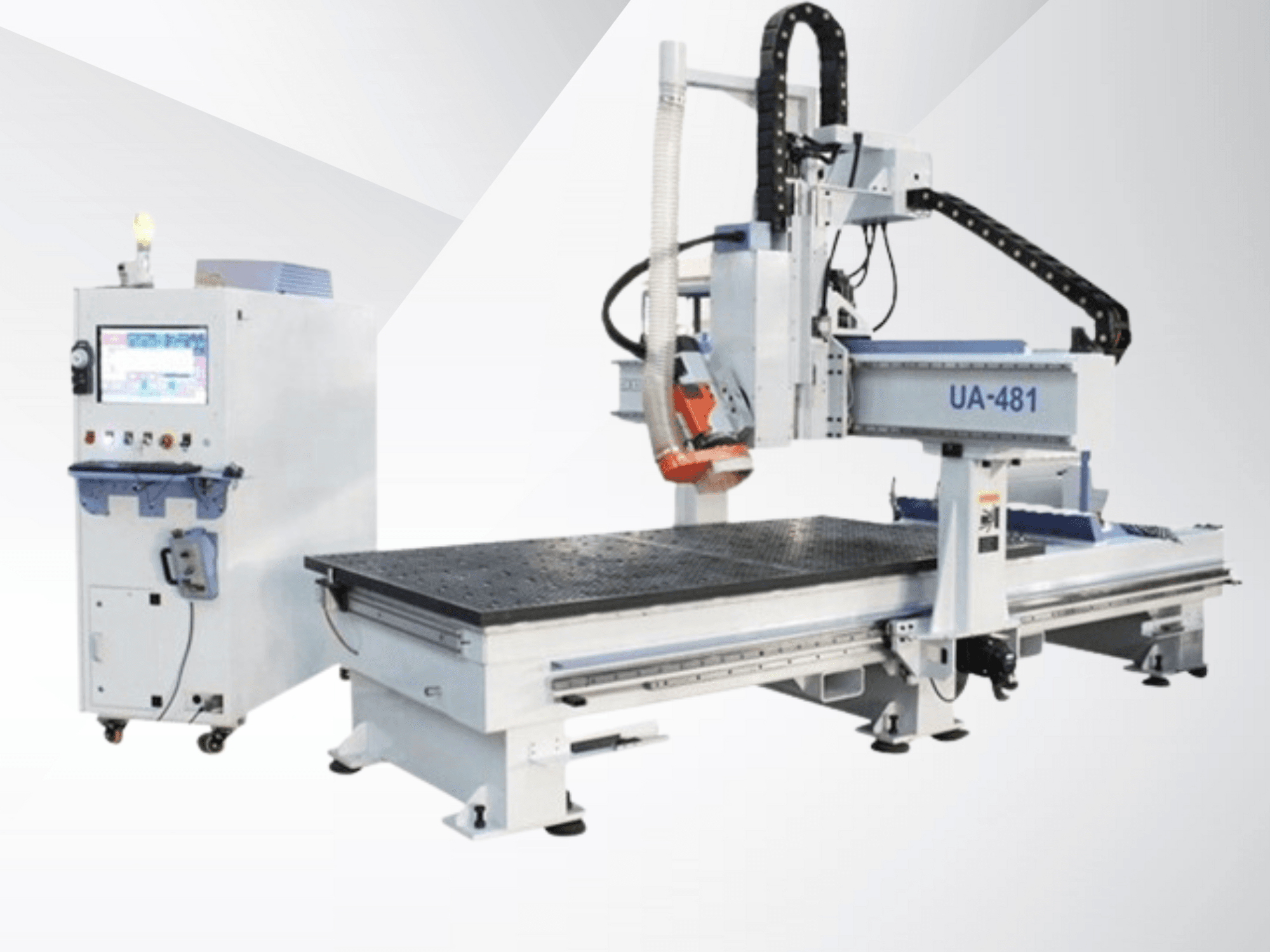CNC stroj UA-481 a ovládací panel, boční pohled, zvýrazňující velký pracovní stůl a přesnou řezací hlavu.