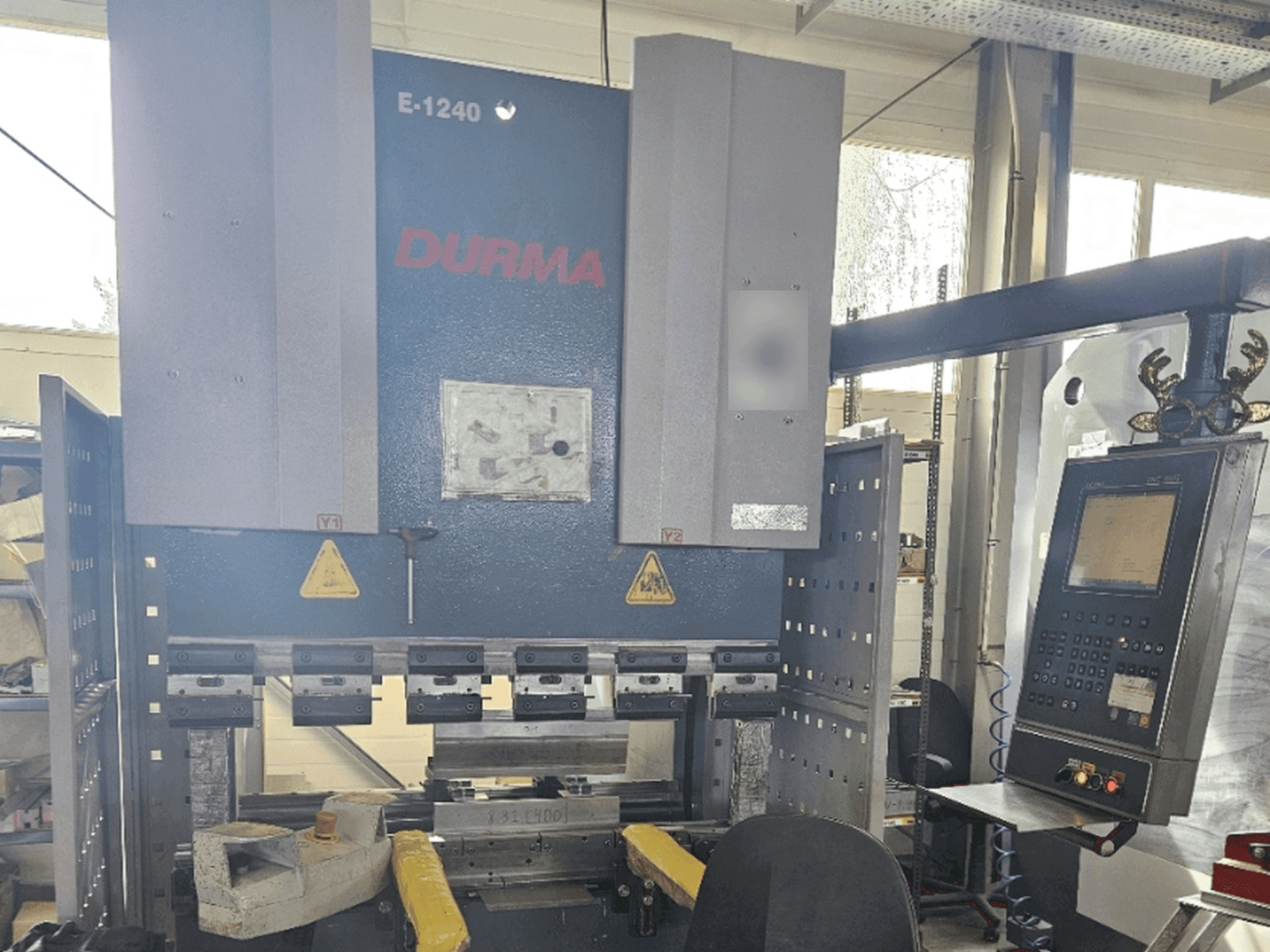 Čelní pohled na Durma E 1240 stroj