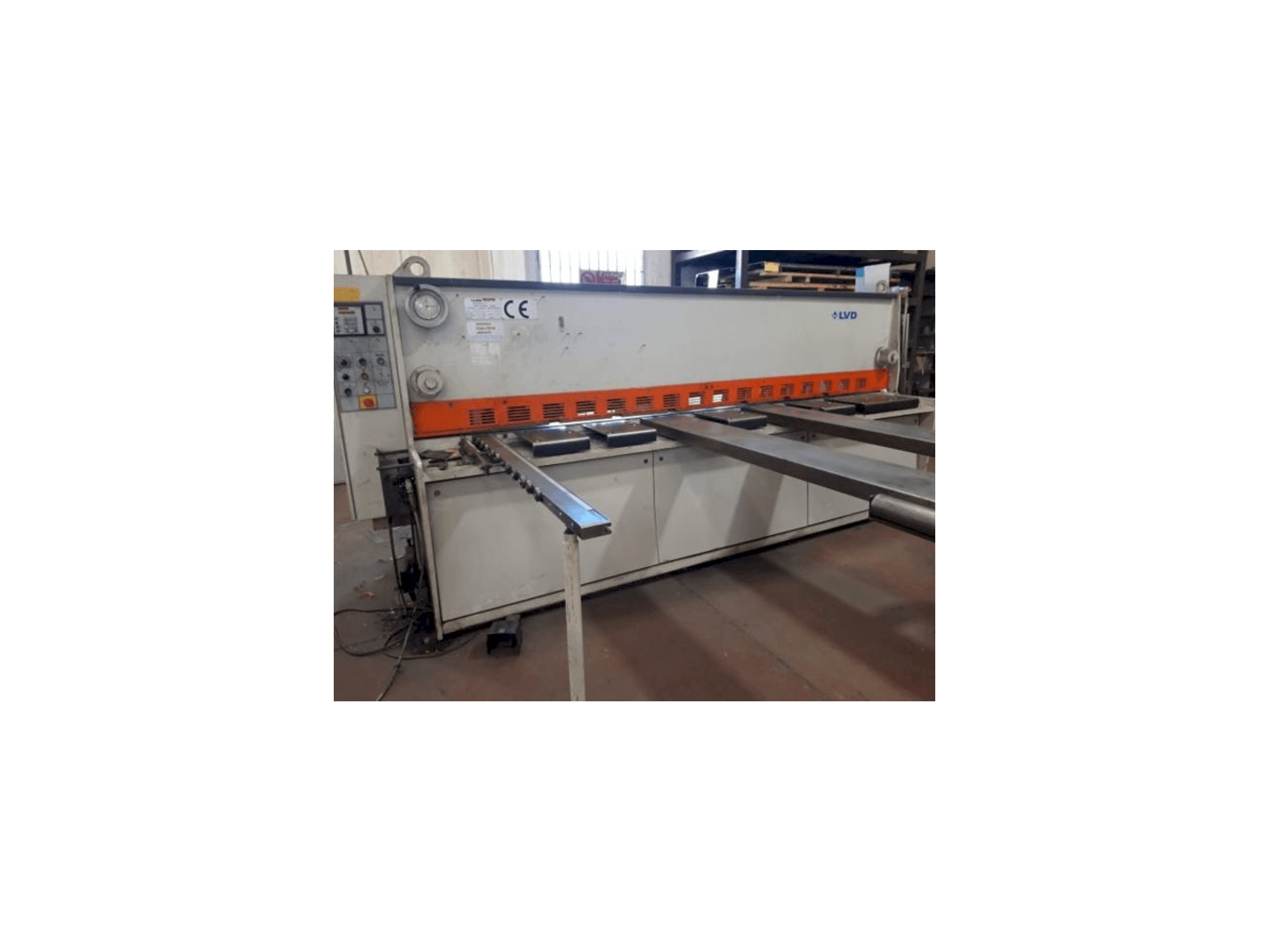 Čelní pohled na LVD LDR 3000mm x 6mm stroj