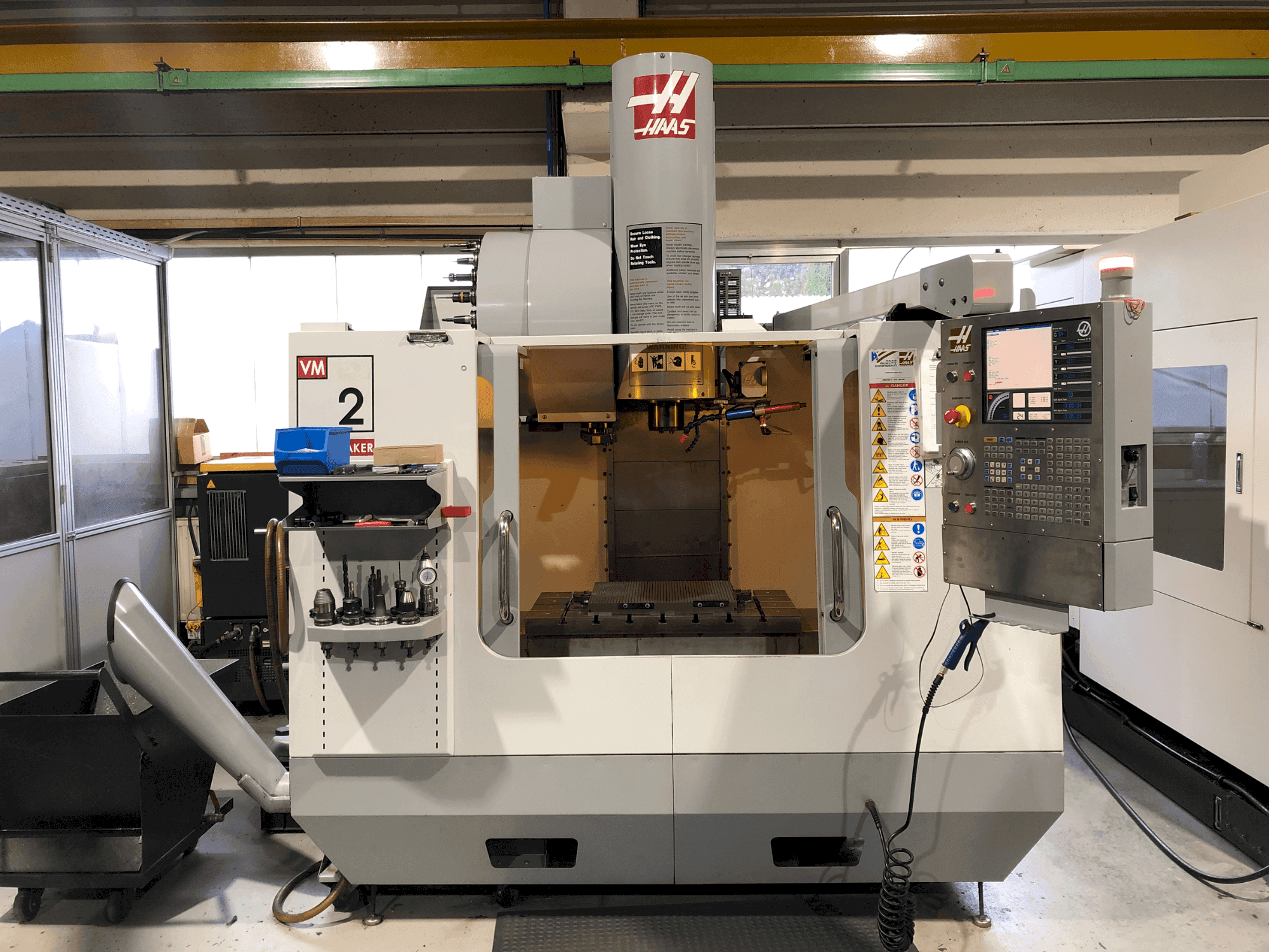 Čelní pohled na HAAS VM-2HF stroj