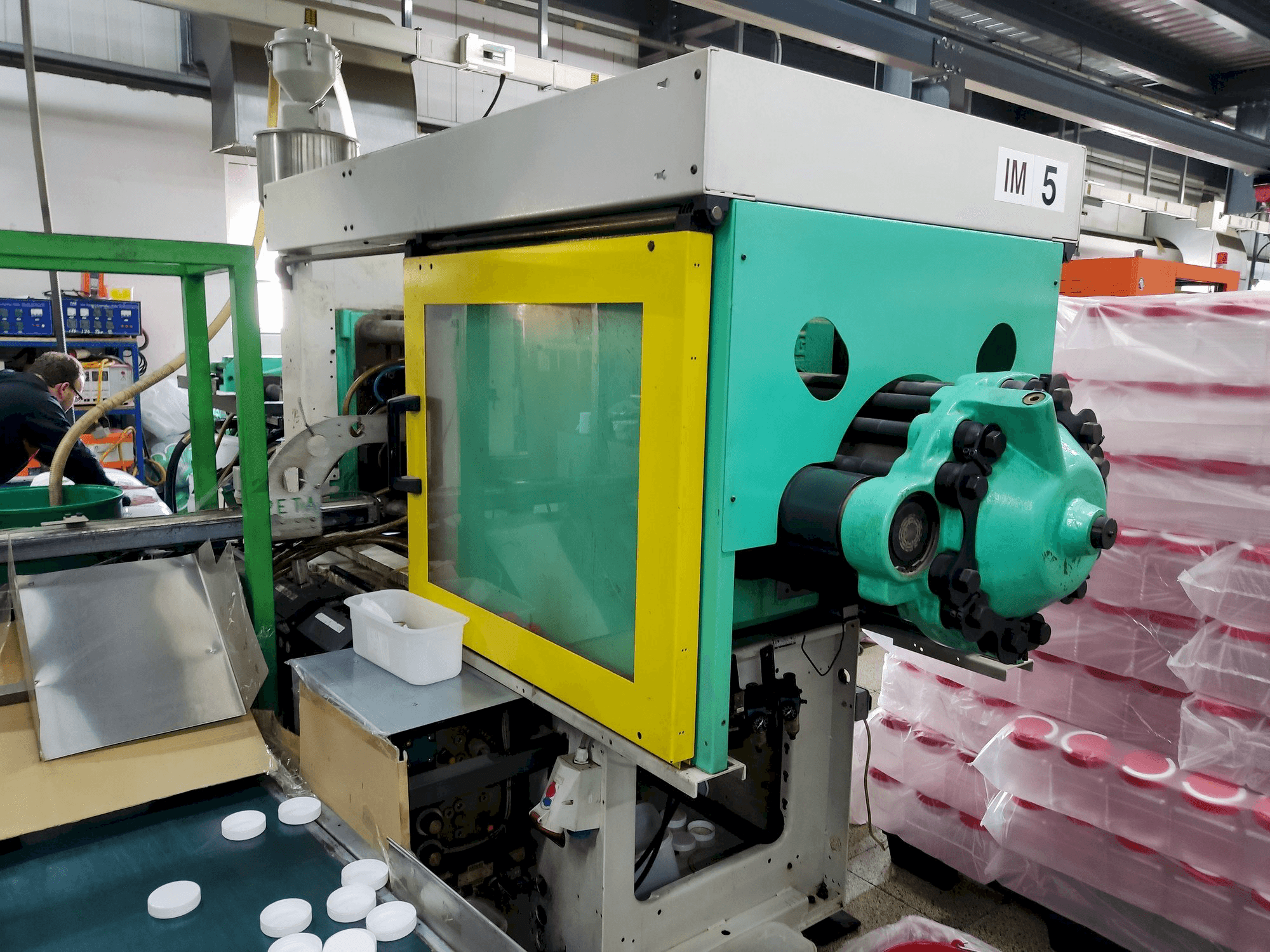 Čelní pohled na Arburg 470C 1500-675 stroj