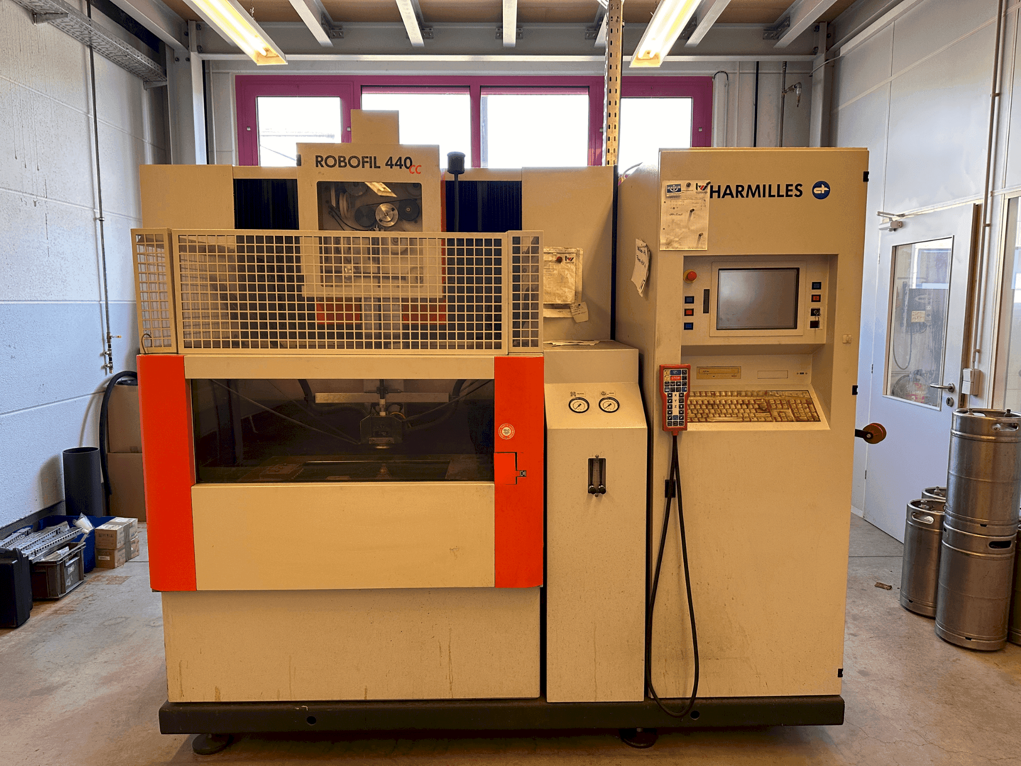 Čelní pohled na CHARMILLES Robofil 440 CC stroj