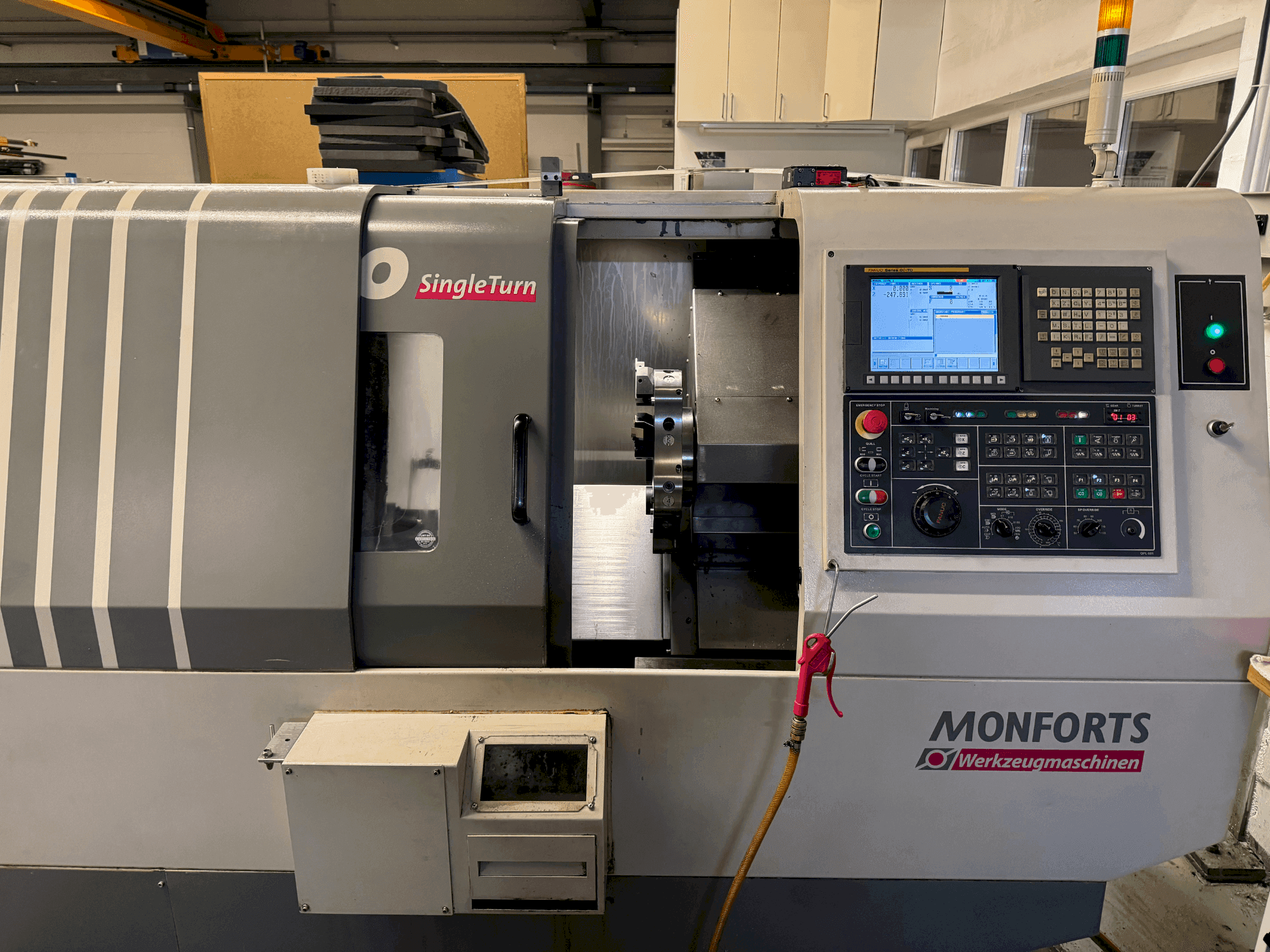 Čelní pohled na Monforts TNC 300 SingleTurn stroj