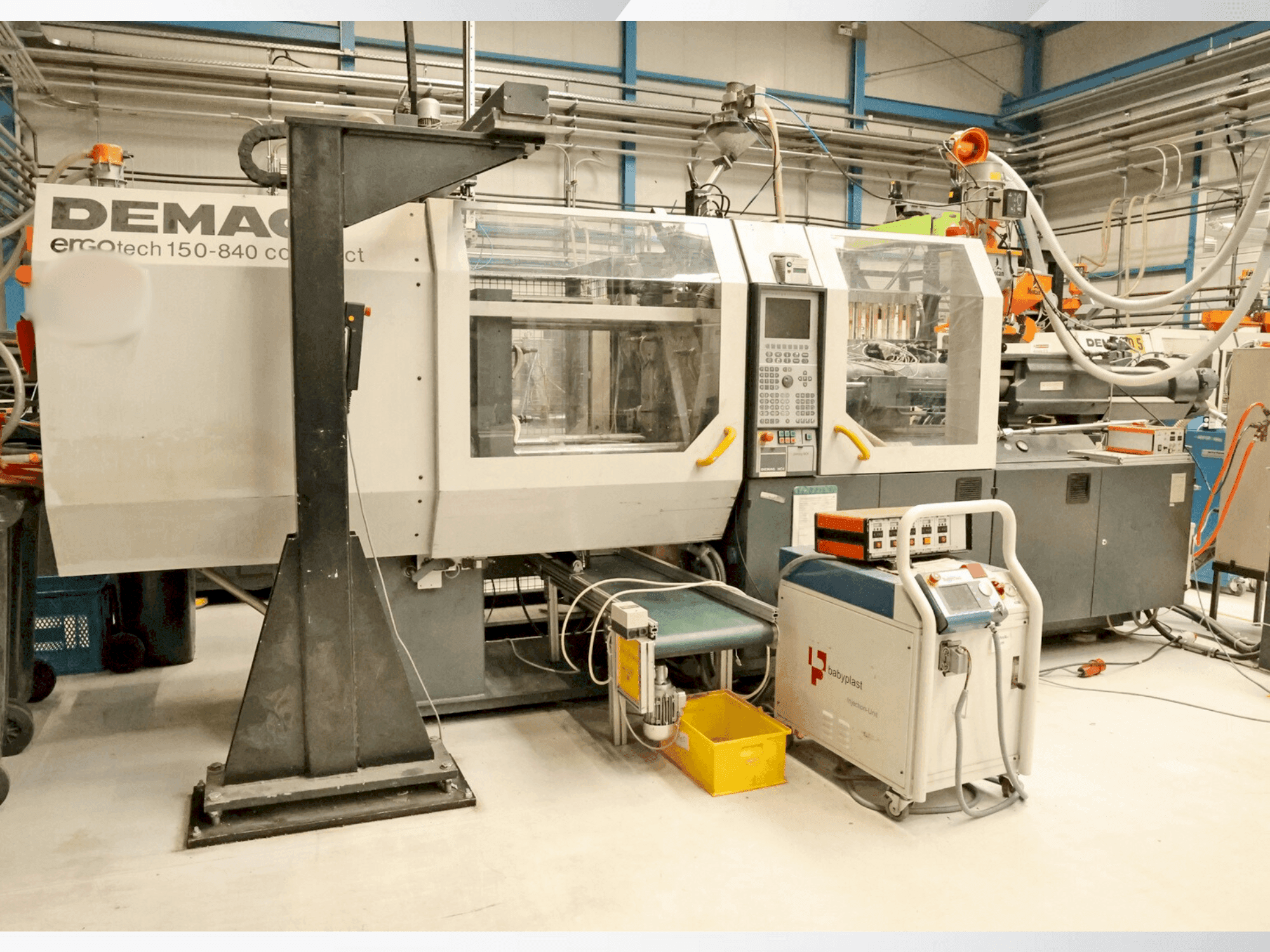 Čelní pohled na DEMAG Ergotech 150-849 NC 4 compact stroj