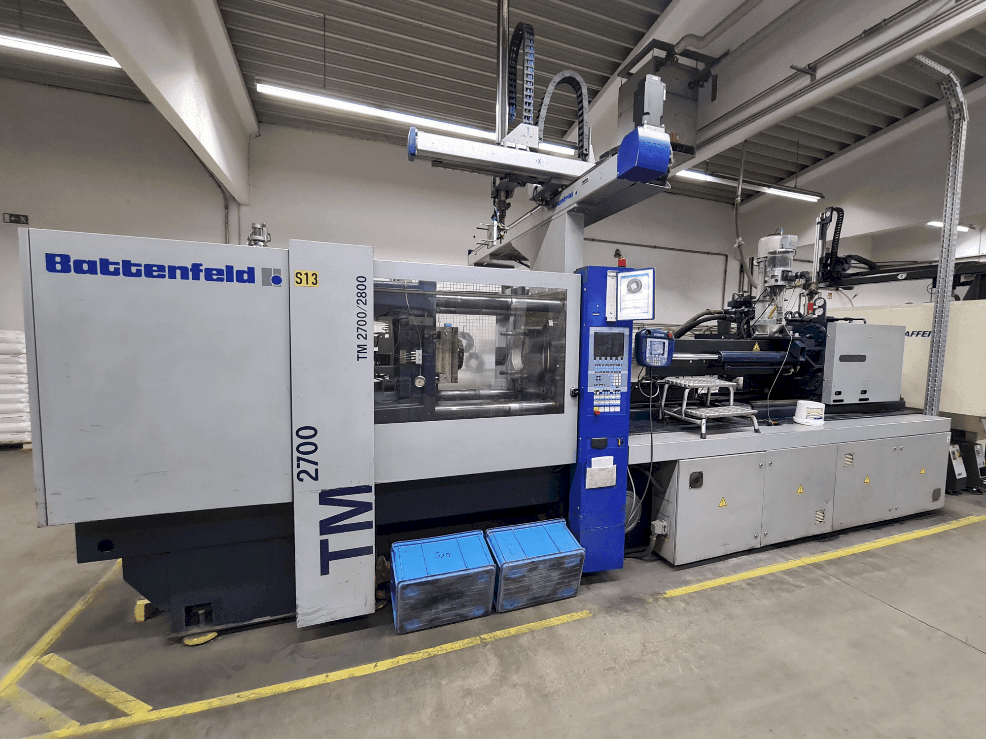 Čelní pohled na Battenfeld TM 2700/2800 stroj