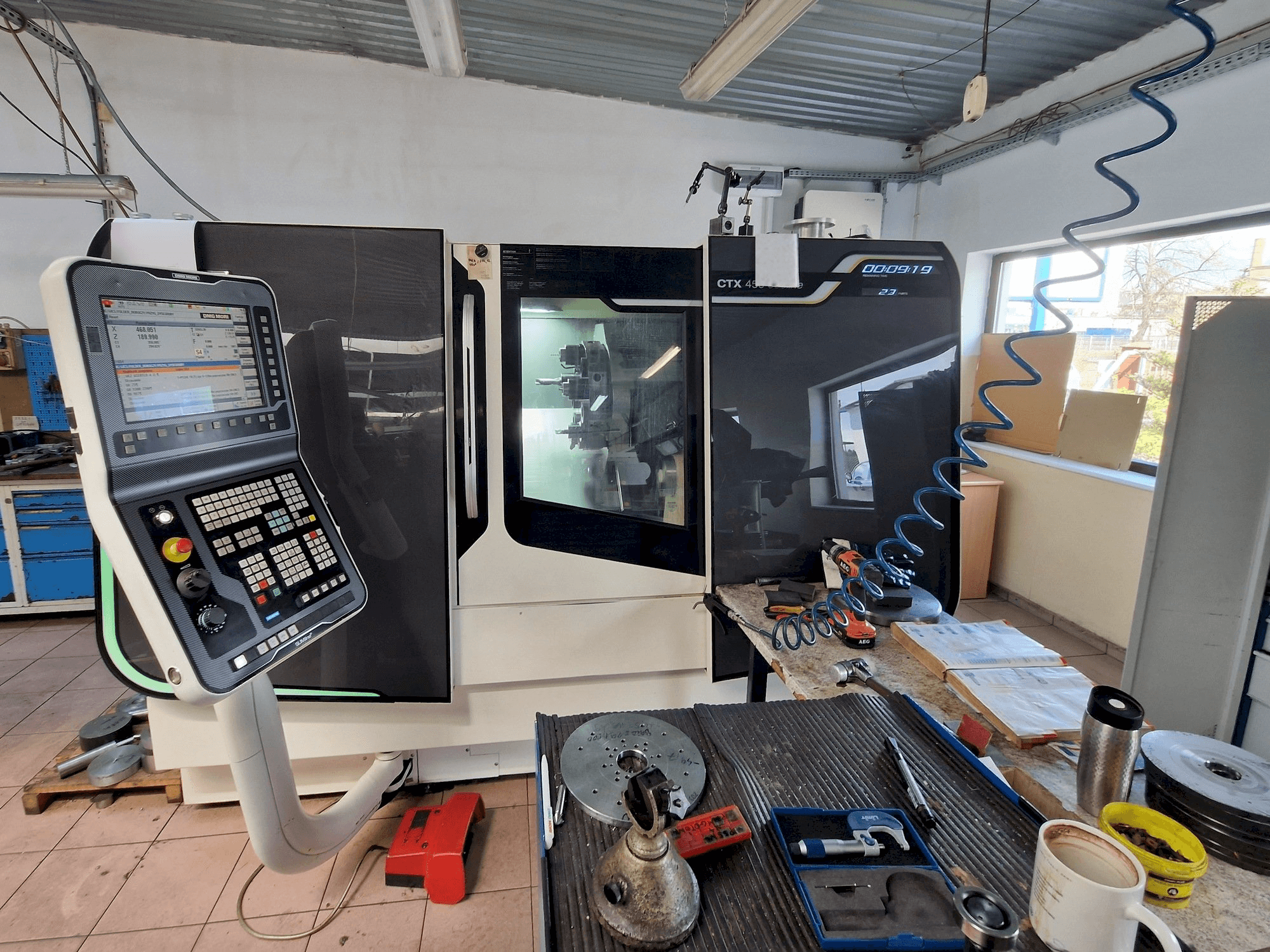 Čelní pohled na DMG MORI CTX 450 ecoline stroj