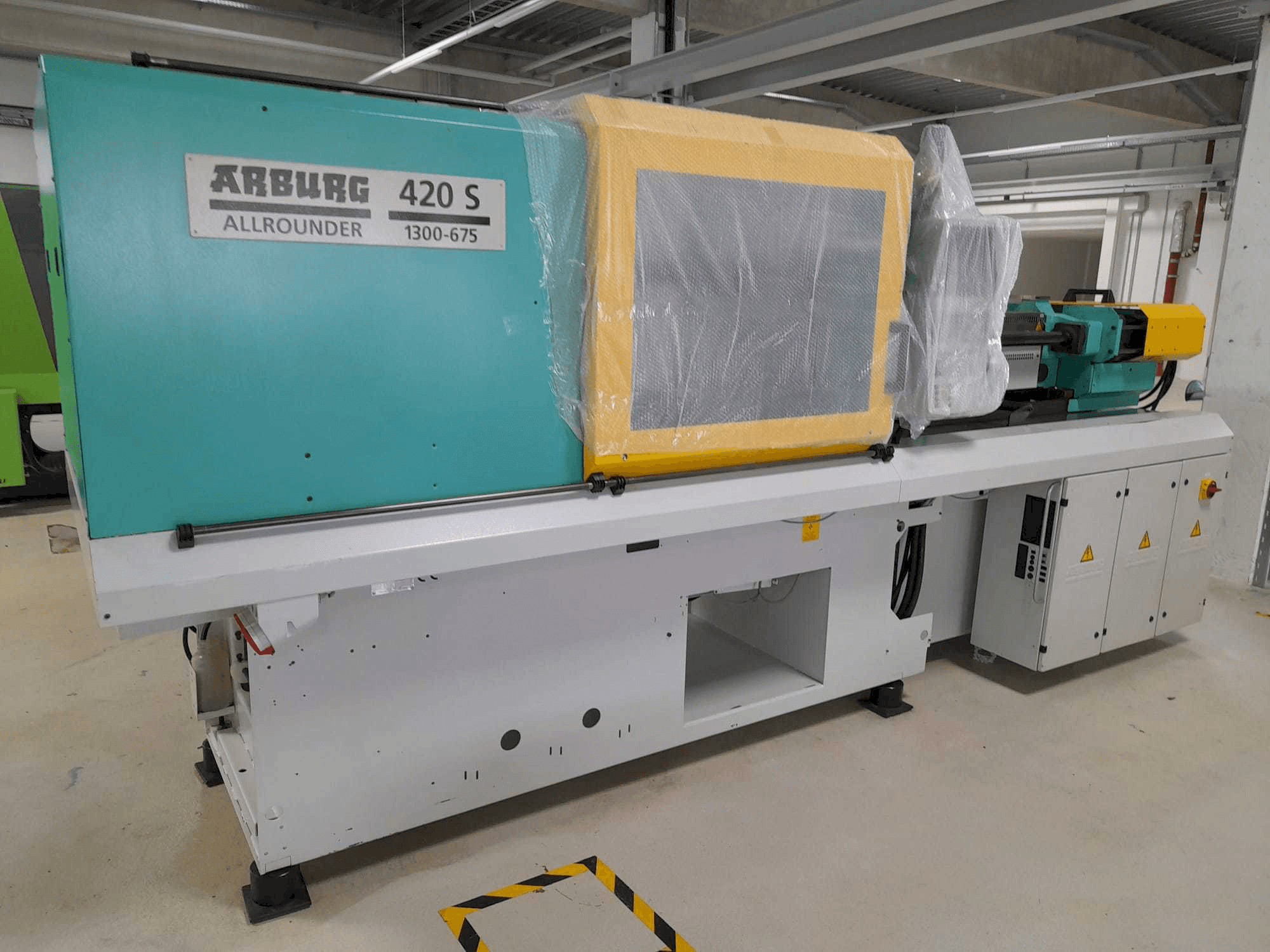 Čelní pohled na Arburg Allrounder 420S 1300-675 stroj