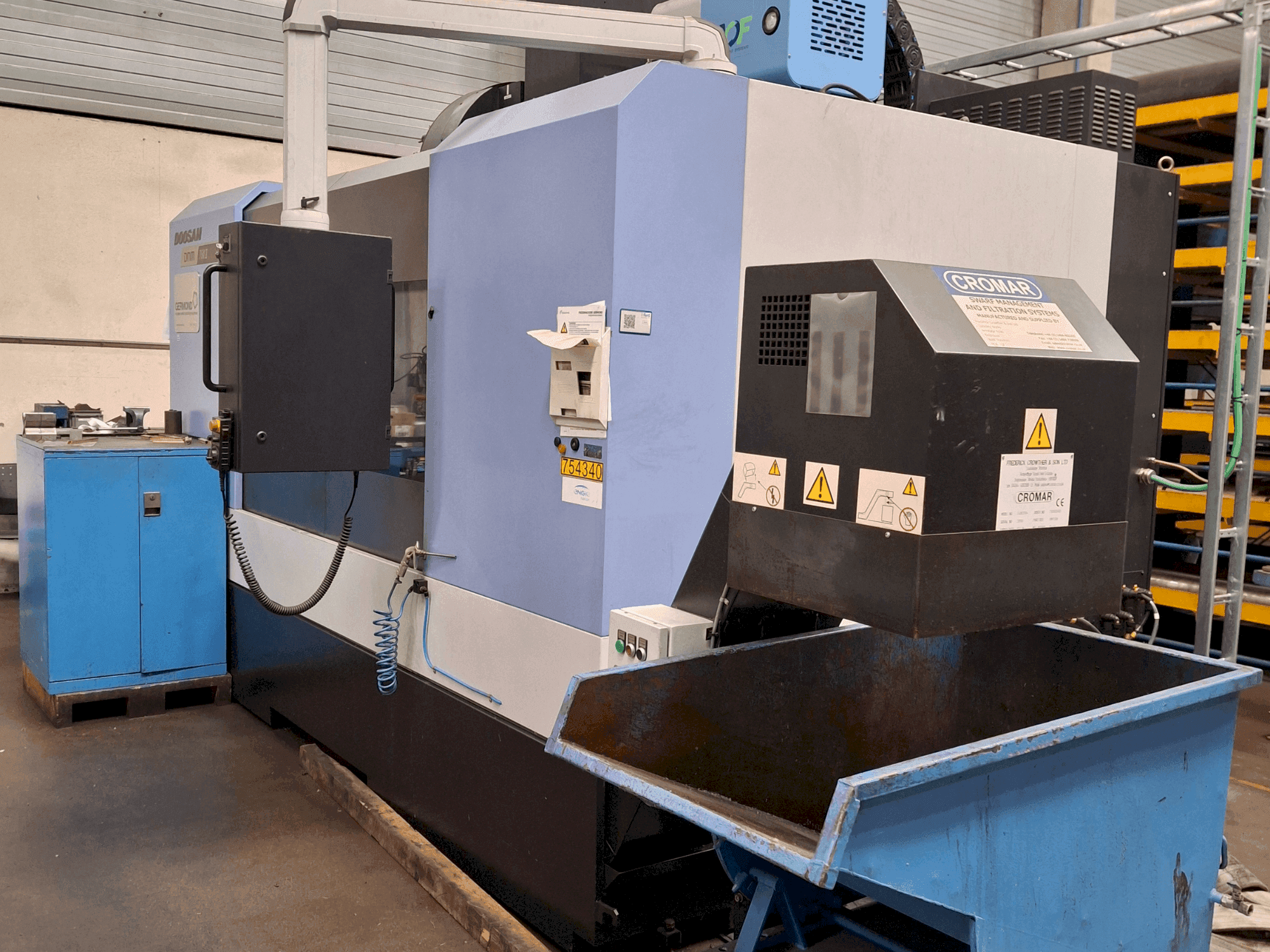 Čelní pohled na DOOSAN DNM 750 II stroj