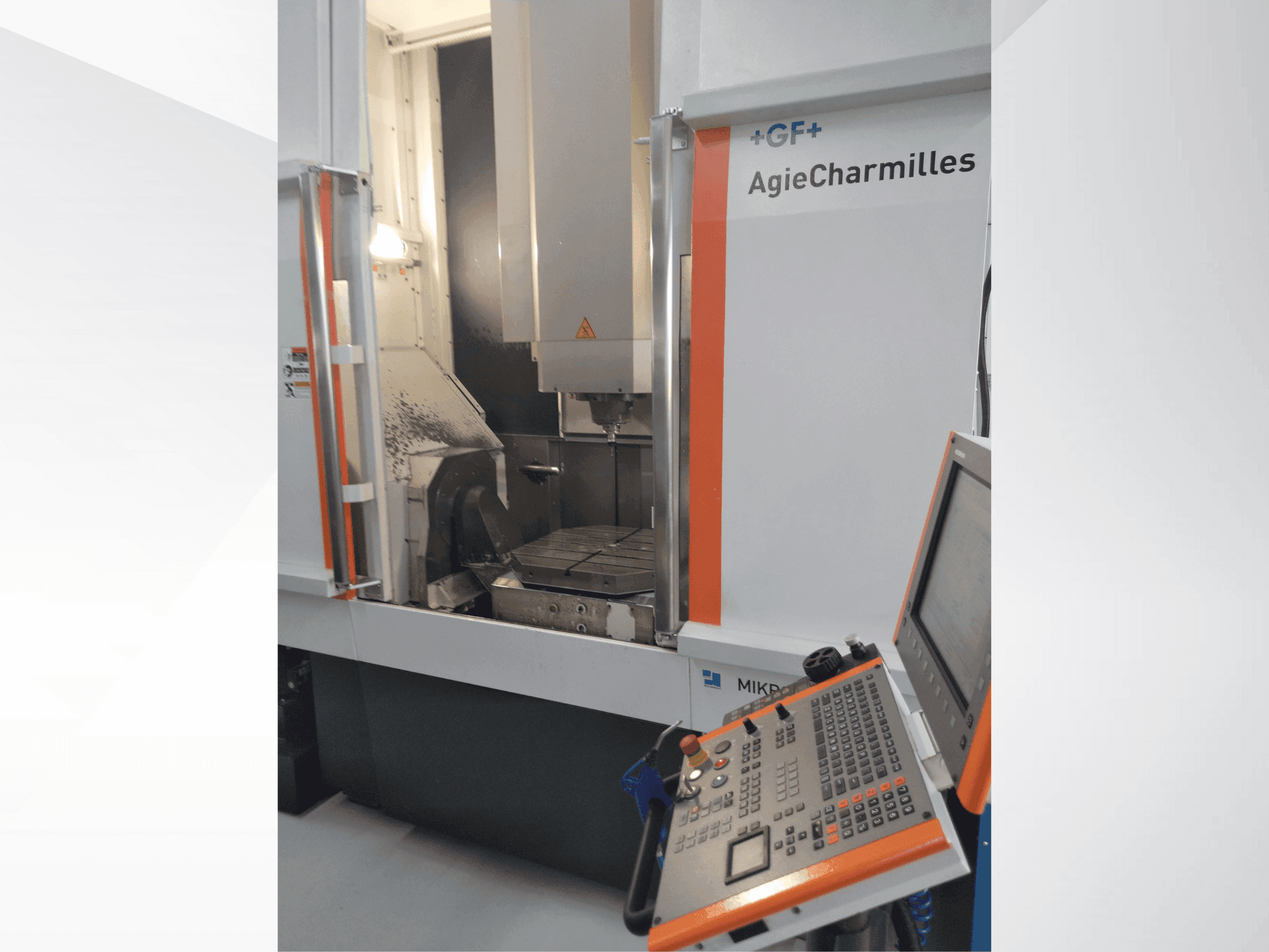 Čelní pohled na MIKRON UCP 800 Duro stroj