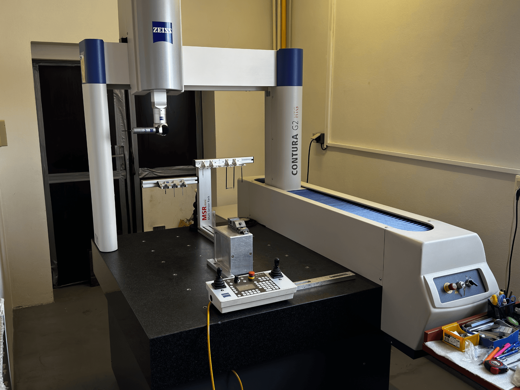 Souřadnicová měřicí souprava ZEISS Contura G2 v laboratorním prostředí, čelní pohled na měřicí rameno, ovládací panel a přilehlý pracovní prostor.