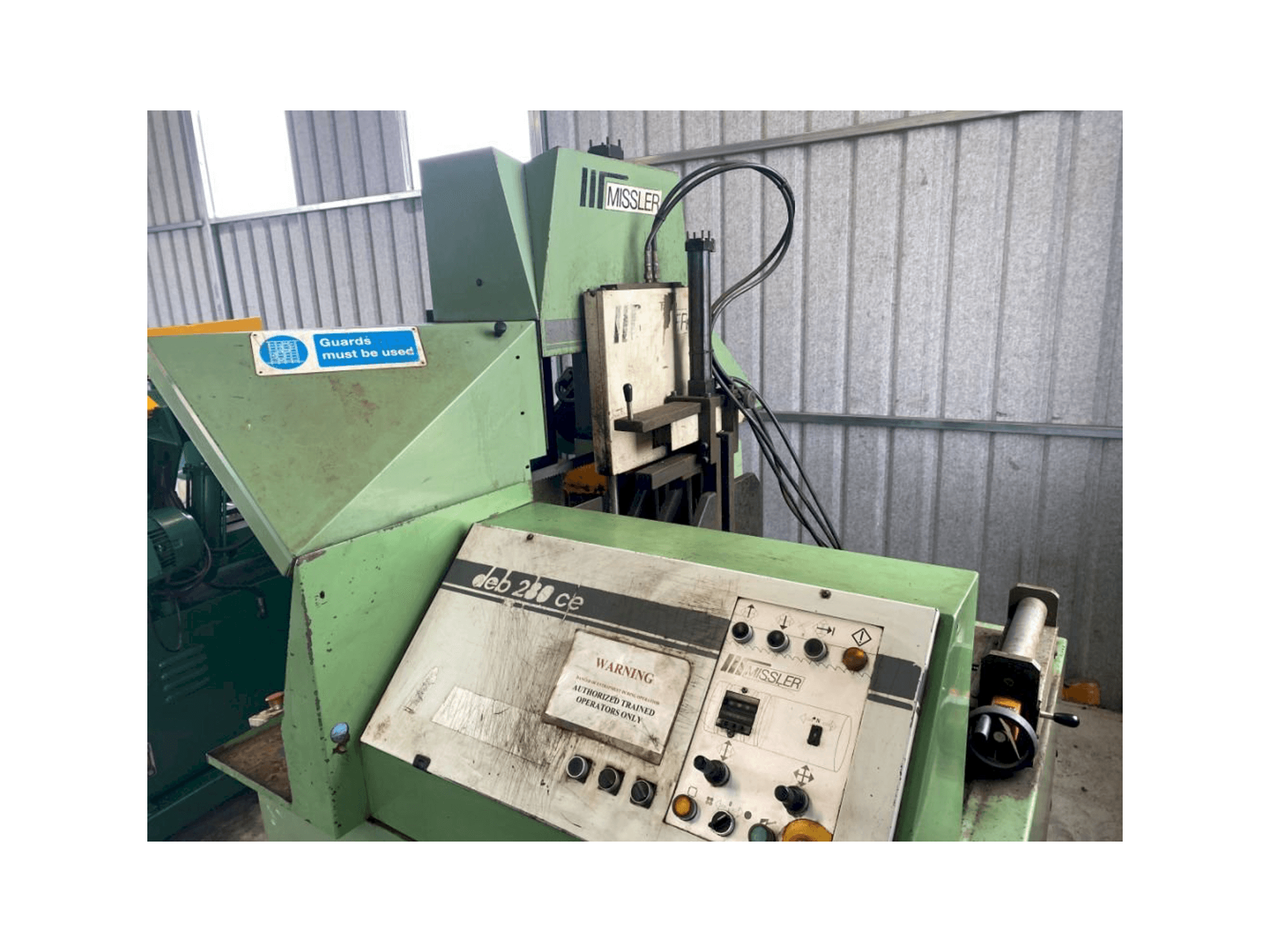 Čelní pohled na Missler Compucut DEB 280CE stroj