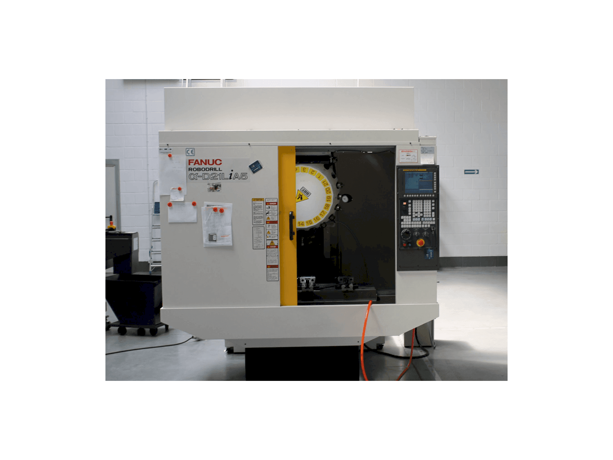 Čelní pohled na FANUC RoboDrill D21LiA5 stroj