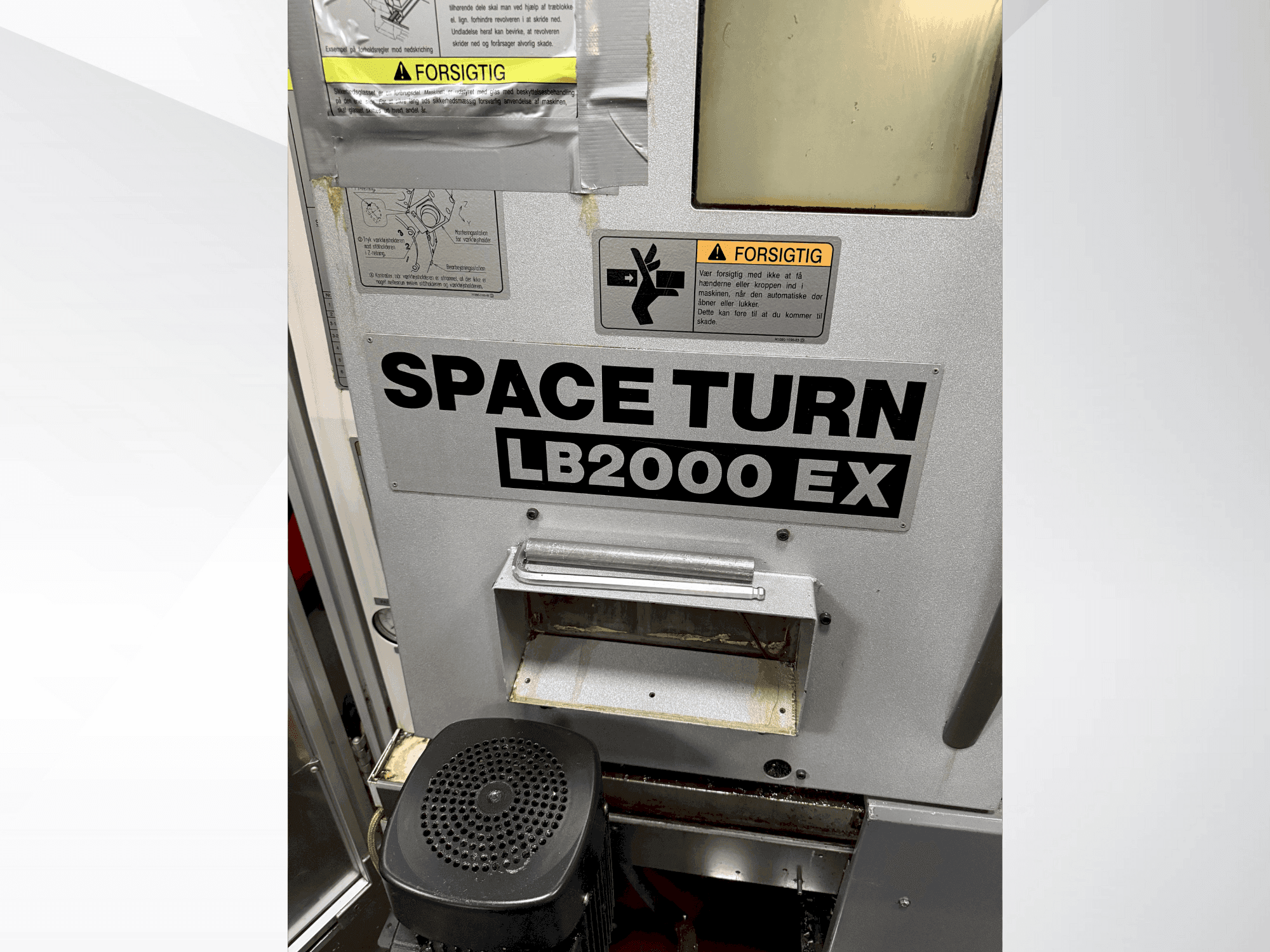 Čelní pohled na Okuma Space Turn LB2000 EX stroj