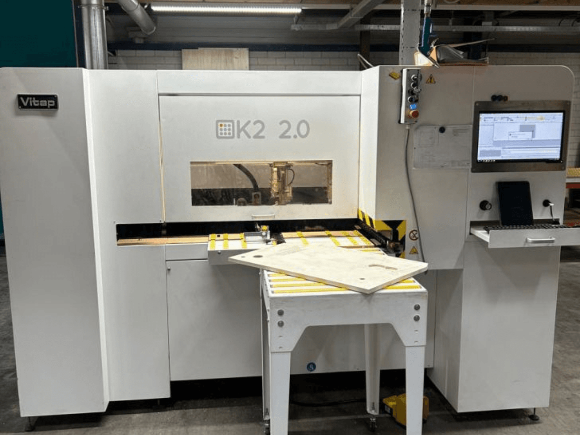 CNC obráběcí centrum VITAP Point K2 2.0, pohled zepředu, zobrazující ovládací panel, pracovní plochu a bezpečnostní prvky.
