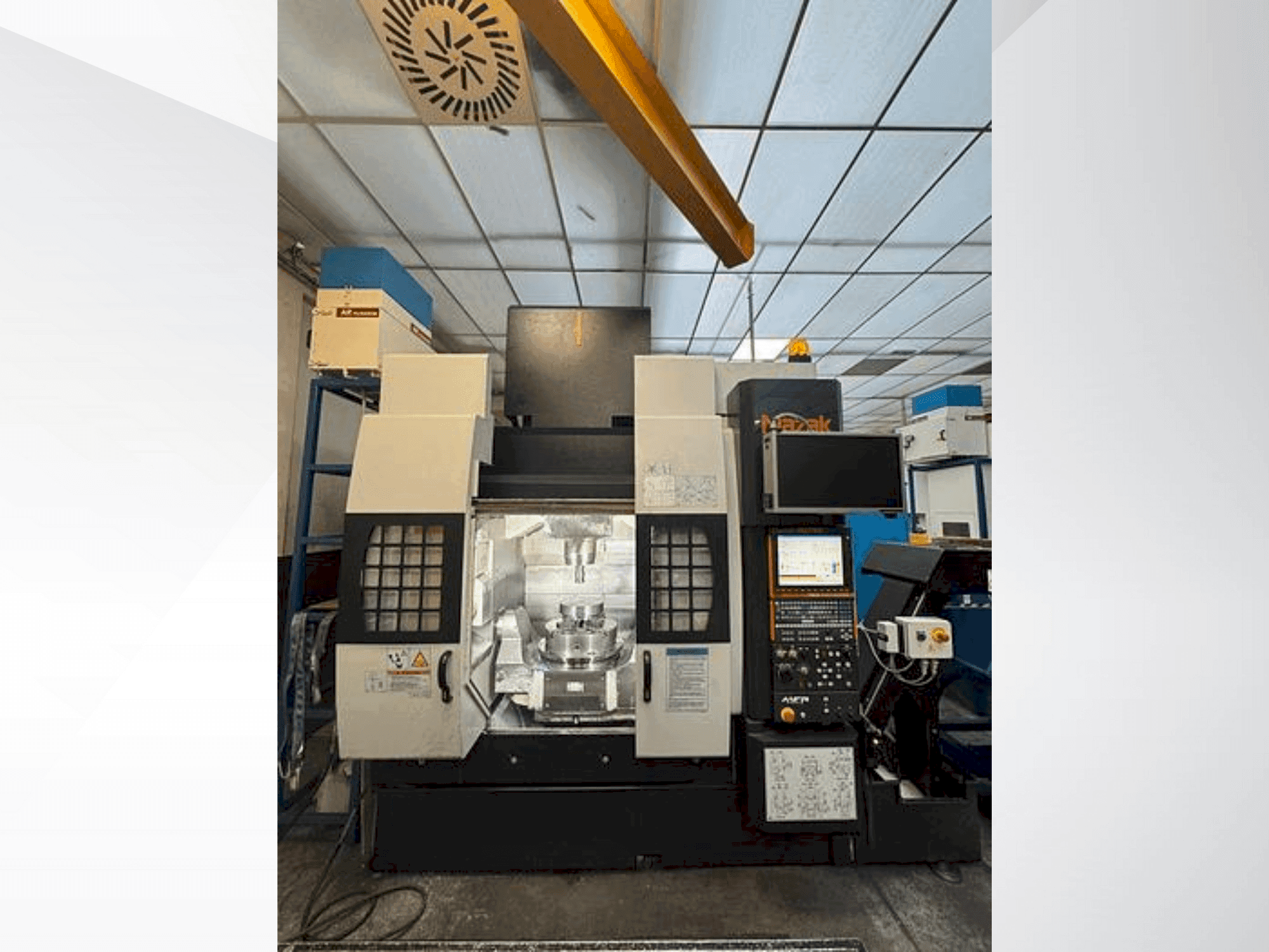 Čelní pohled na Mazak Variaxis 630-5X T stroj