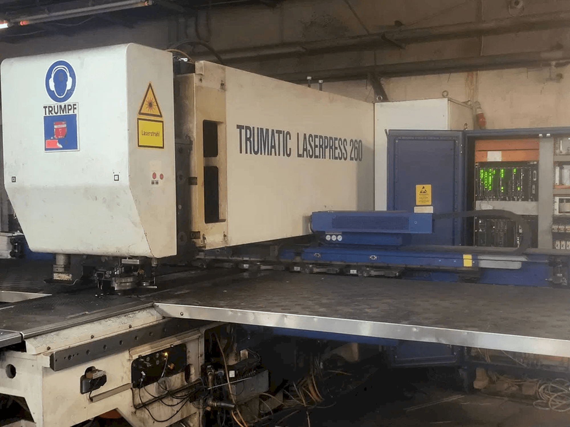 Čelní pohled na Trumpf Trumatic 260 stroj