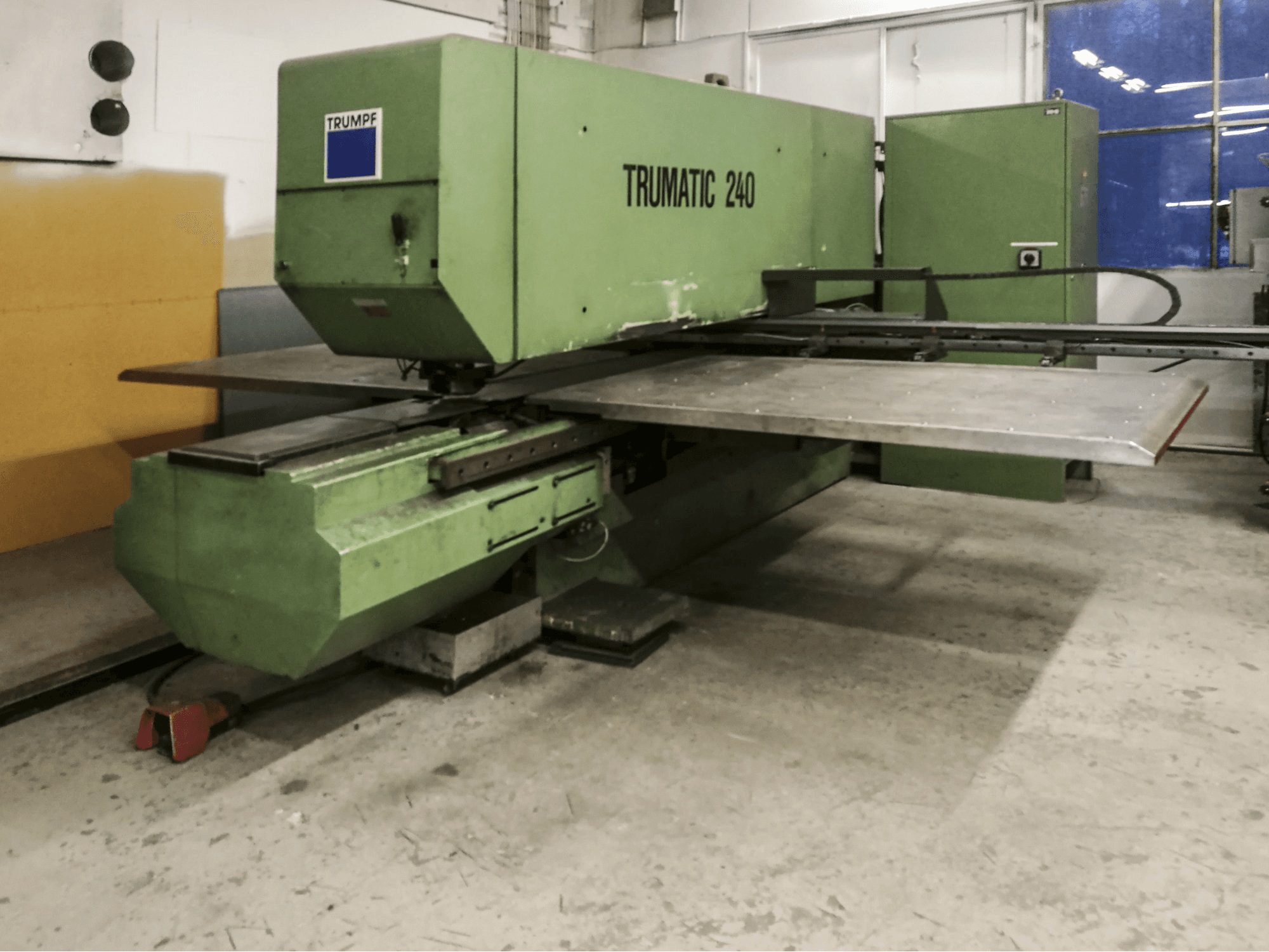 Levý pohled na Trumpf Trumatic 240 stroj