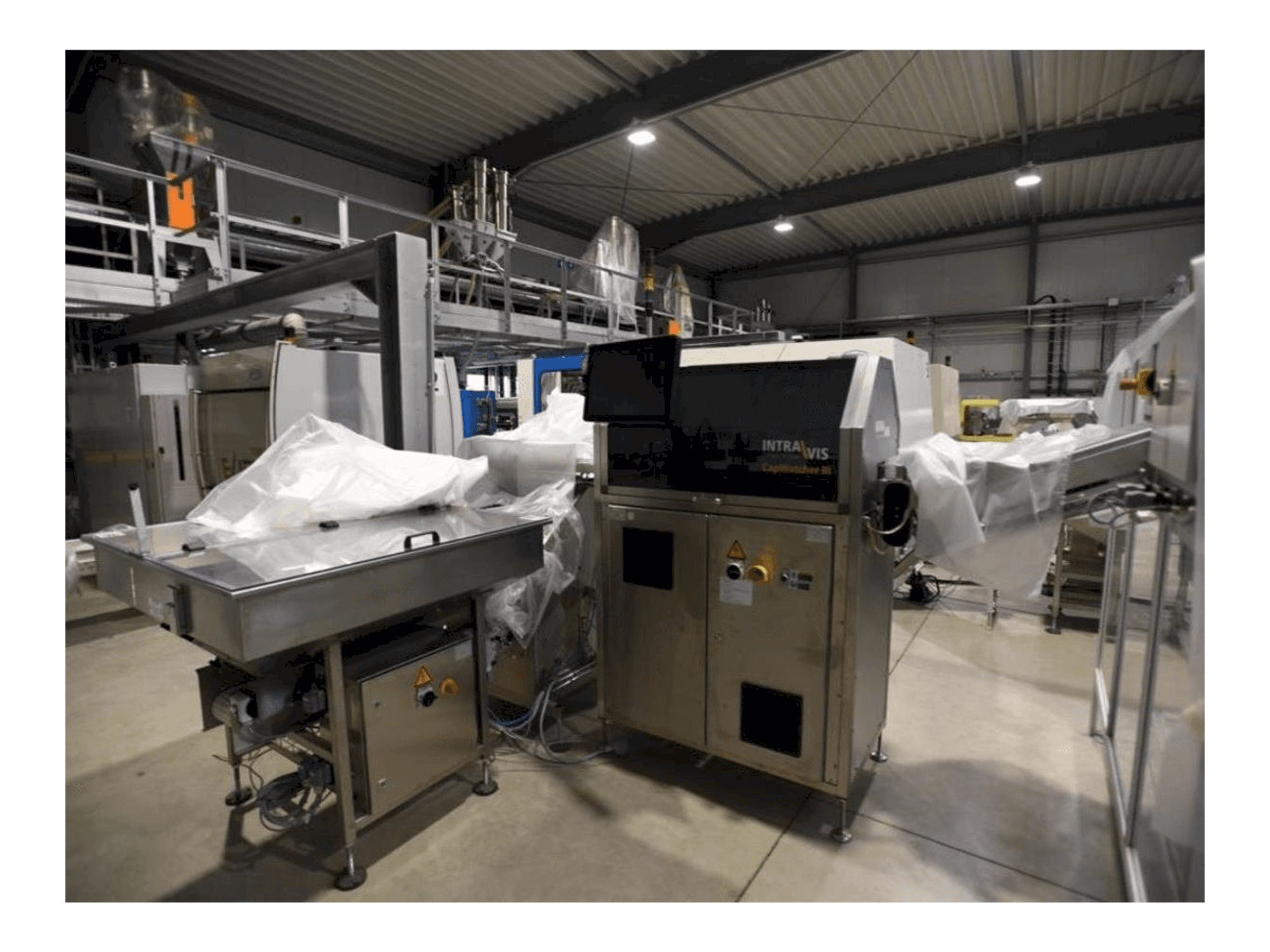 Čelní pohled na INTRAVIS Capwatcher 6275 stroj