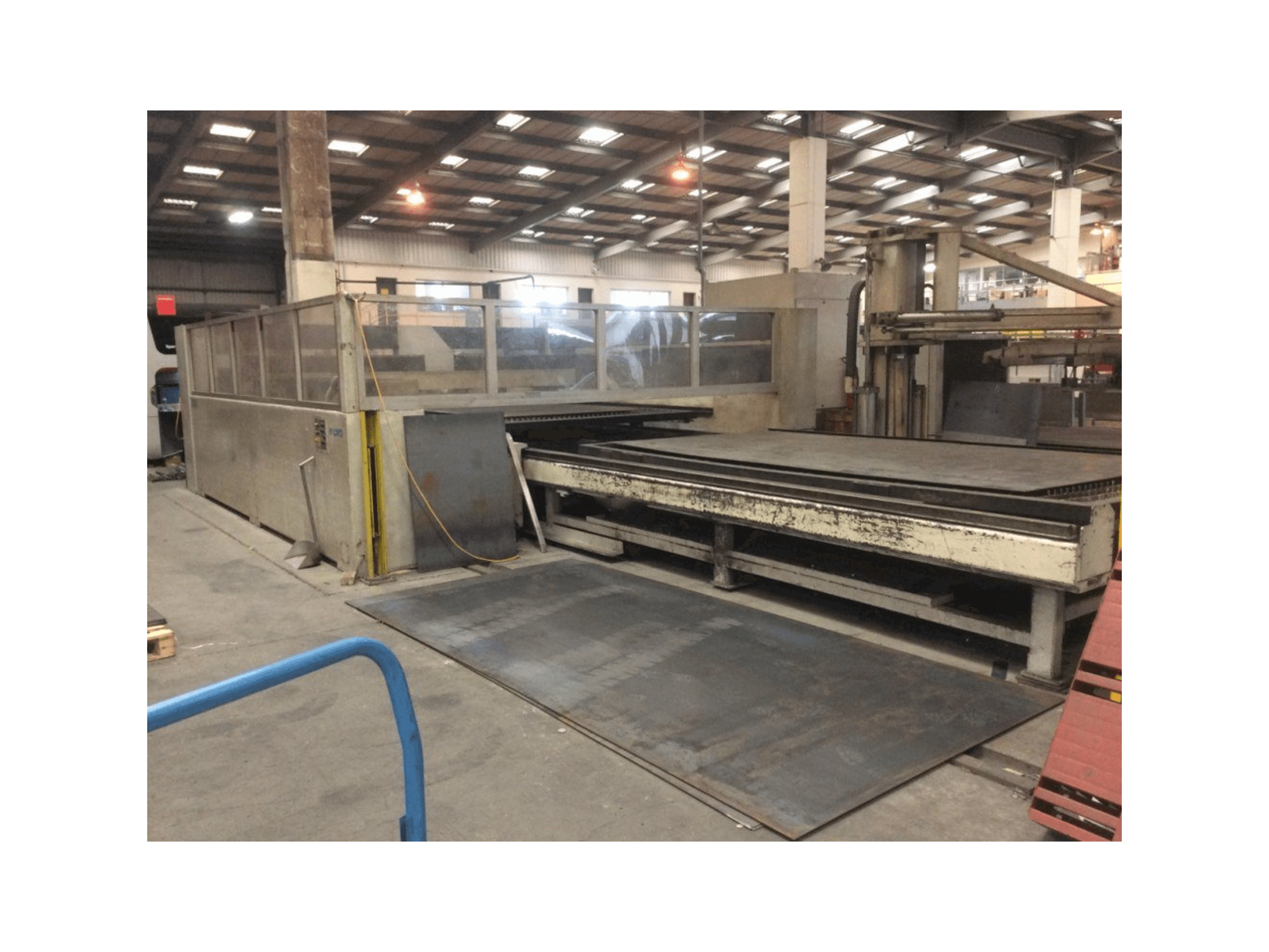 Čelní pohled na LVD Implus 4030 stroj