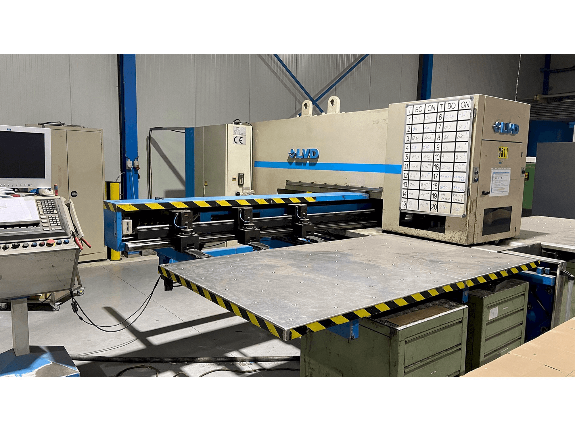 Čelní pohled na LVD Delta 1250-LB-TN stroj