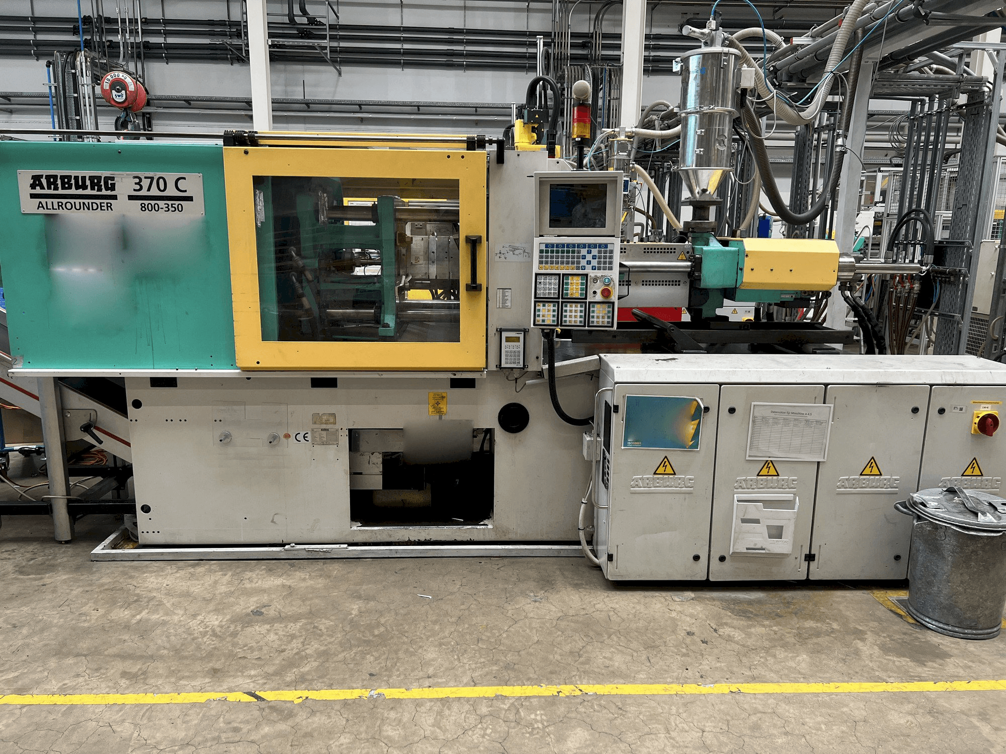 Čelní pohled na Arburg 370C-800-350 stroj